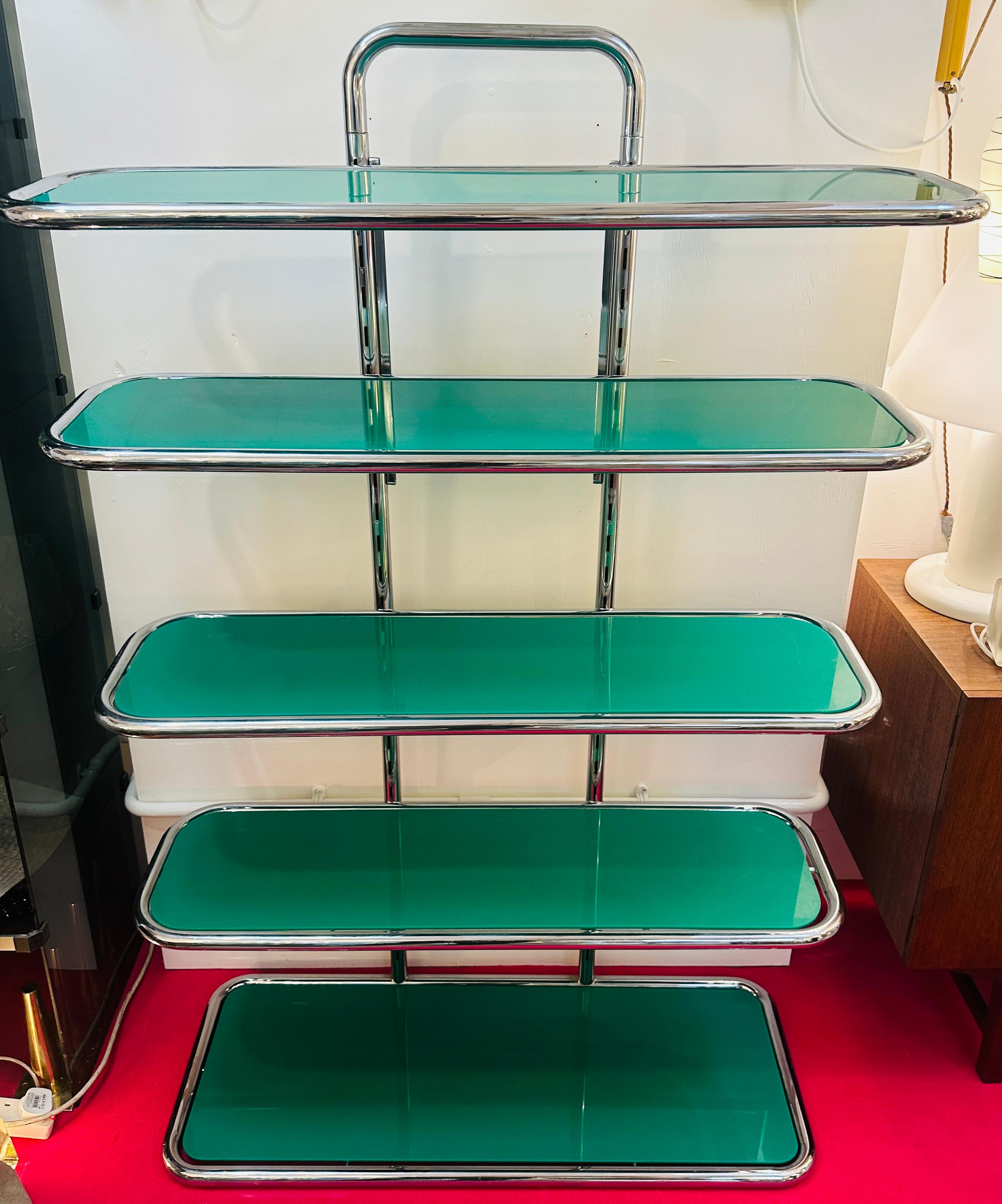 1970er Jahre Regal mit 5 Regalen aus Chrom und grünem Plexiglas - 2 VERFÜGBAR (20. Jahrhundert) im Angebot