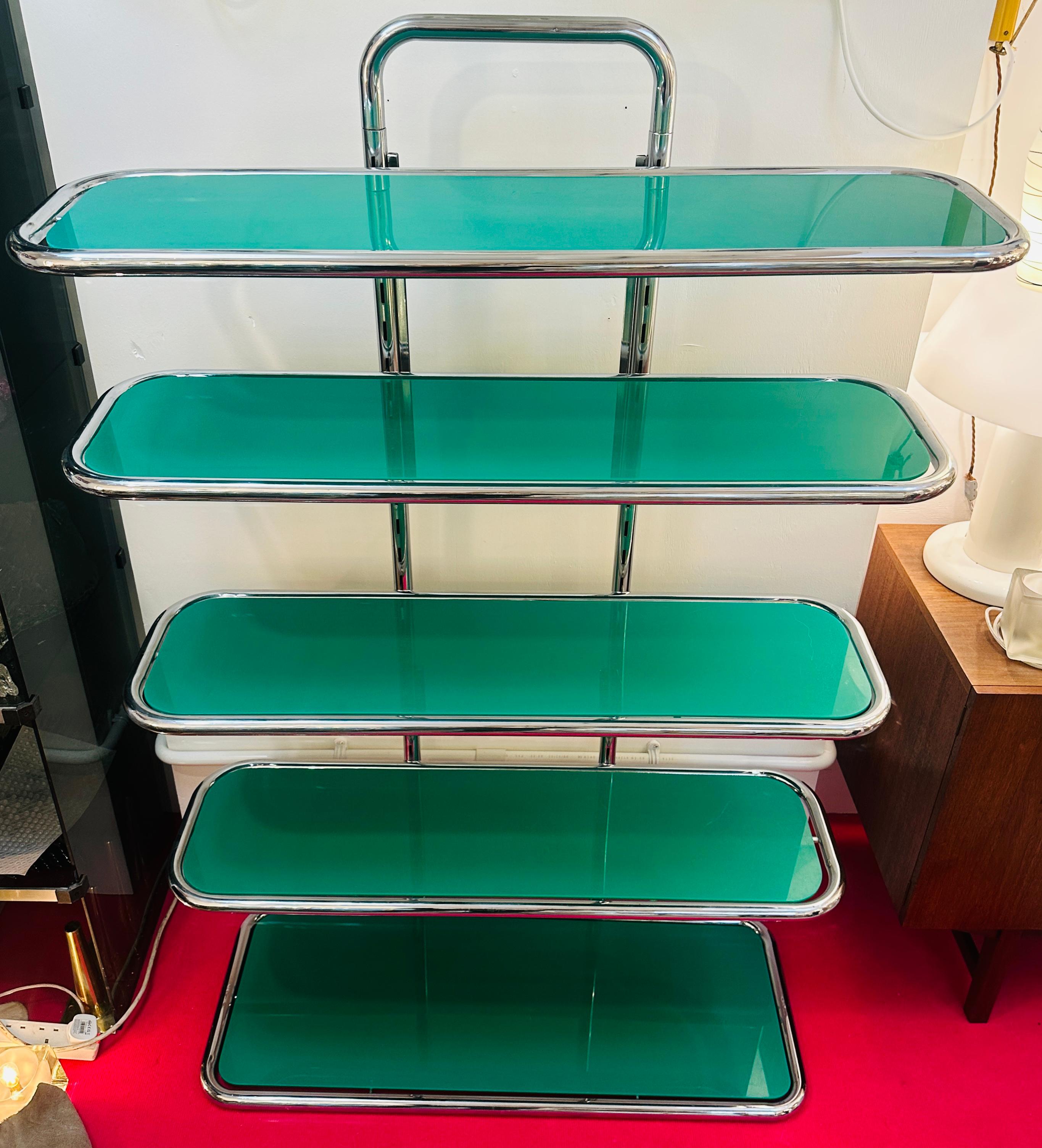 1970er Jahre Regal mit 5 Regalen aus Chrom und grünem Plexiglas - 2 VERFÜGBAR (Metall) im Angebot