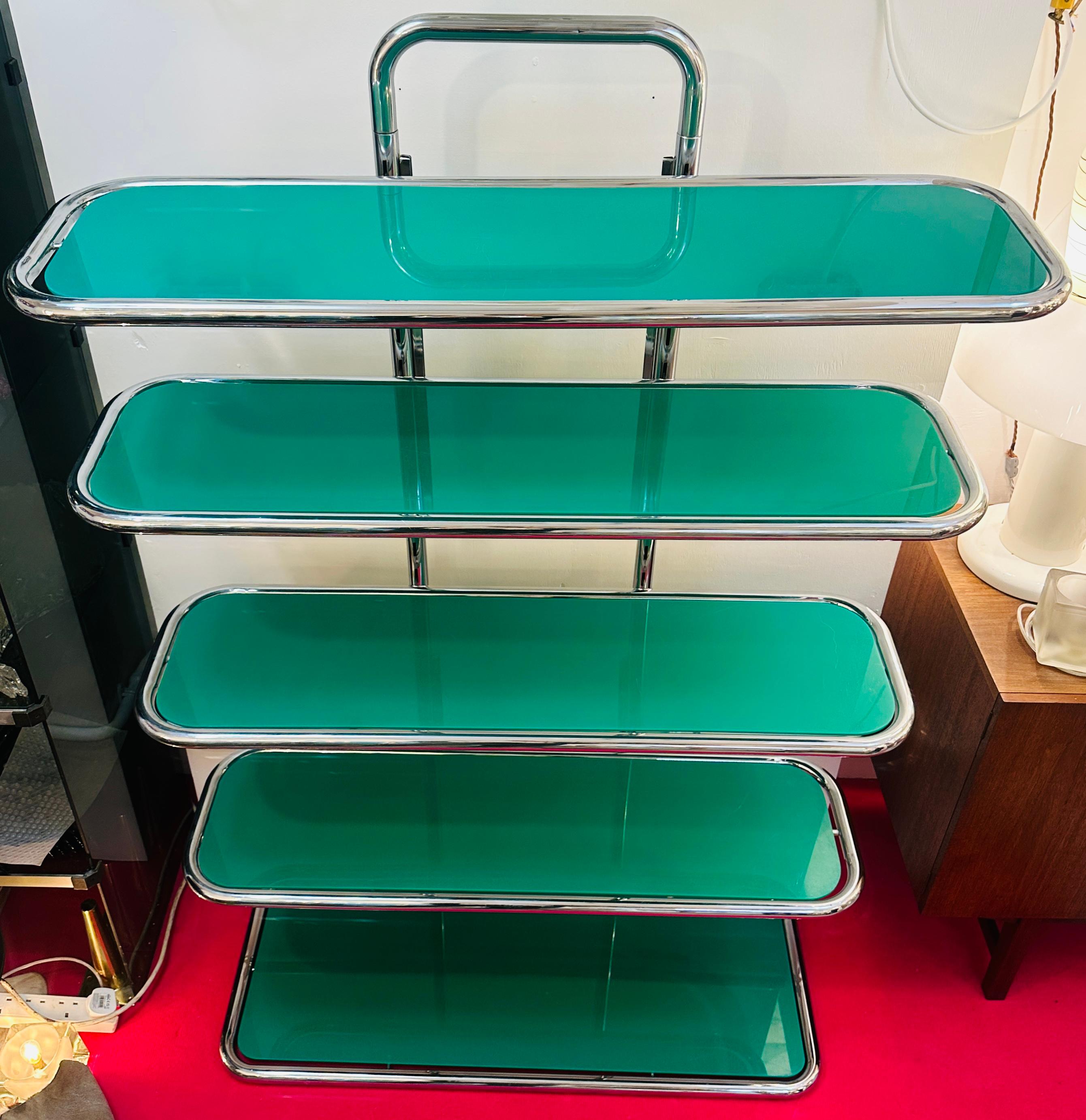 1970er Jahre Regal mit 5 Regalen aus Chrom und grünem Plexiglas - 2 VERFÜGBAR im Angebot 1