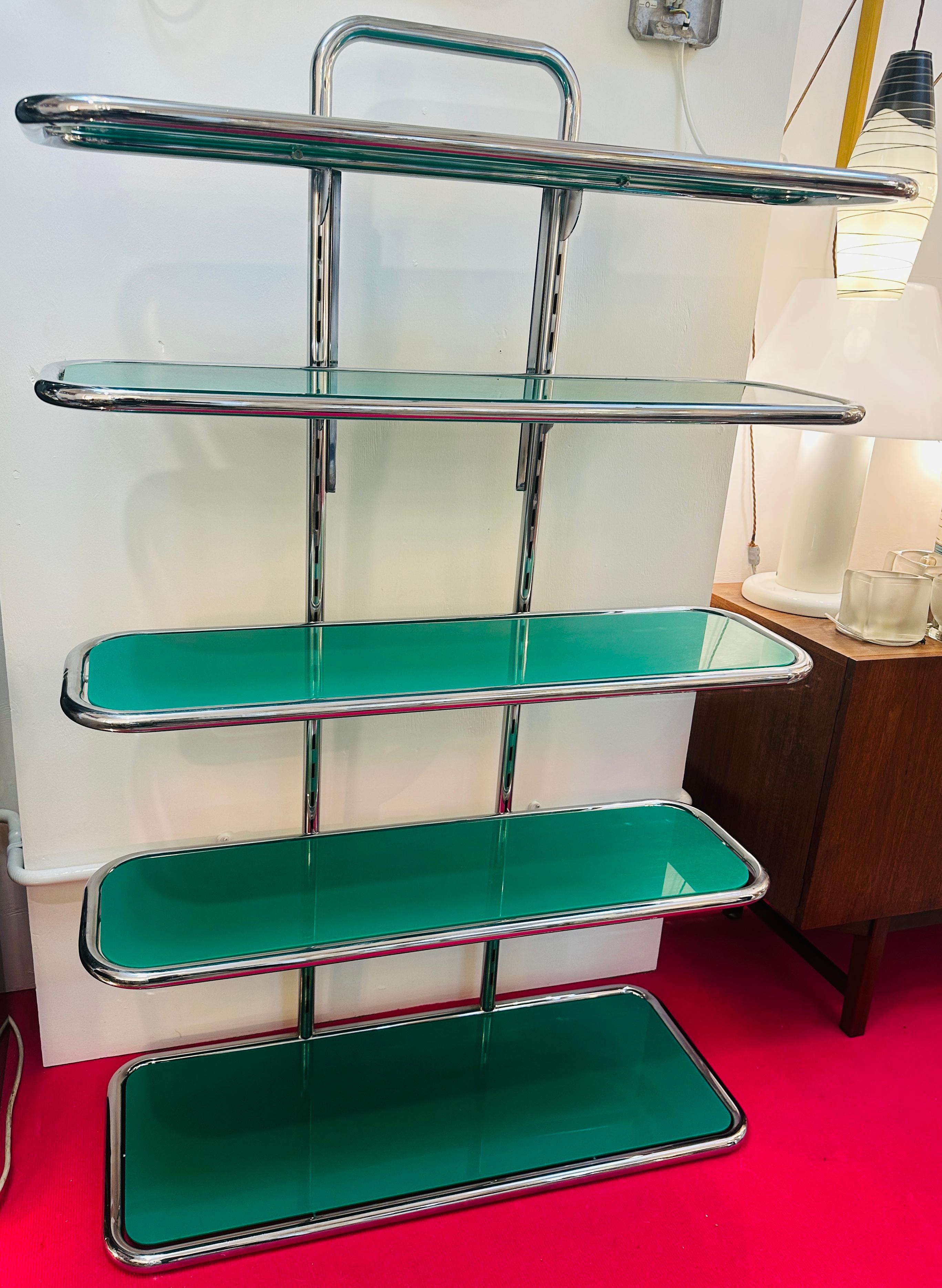 1970er Jahre Regal mit 5 Regalen aus Chrom und grünem Plexiglas - 2 VERFÜGBAR im Angebot 2