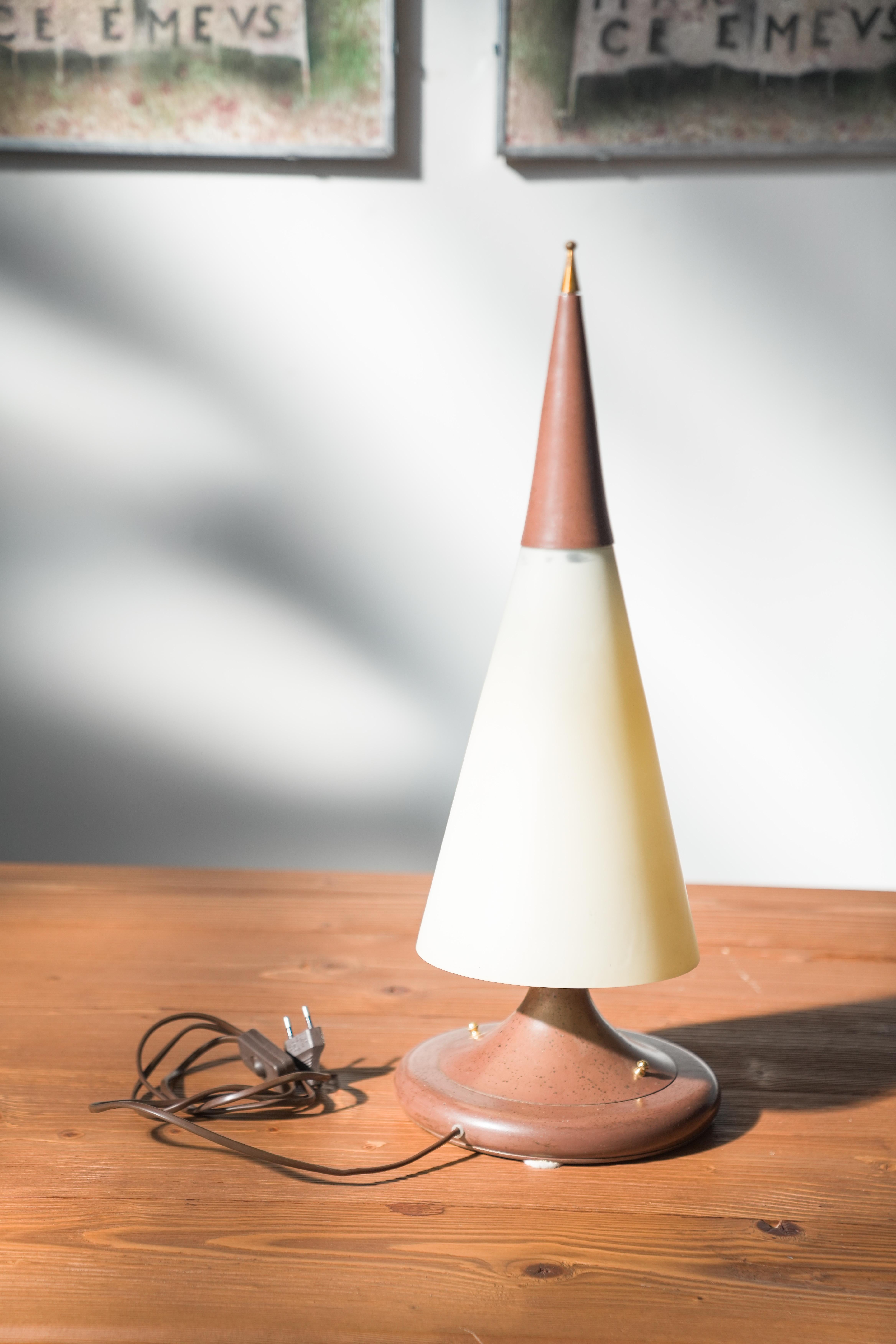 lámpara de sobremesa de latón y cristal de los años 70-80

Esta elegante lámpara de sobremesa de los años 70-80 encarna un elegante diseño moderno de mediados de siglo. Su forma minimalista, con una pantalla cónica de cristal y detalles de latón,