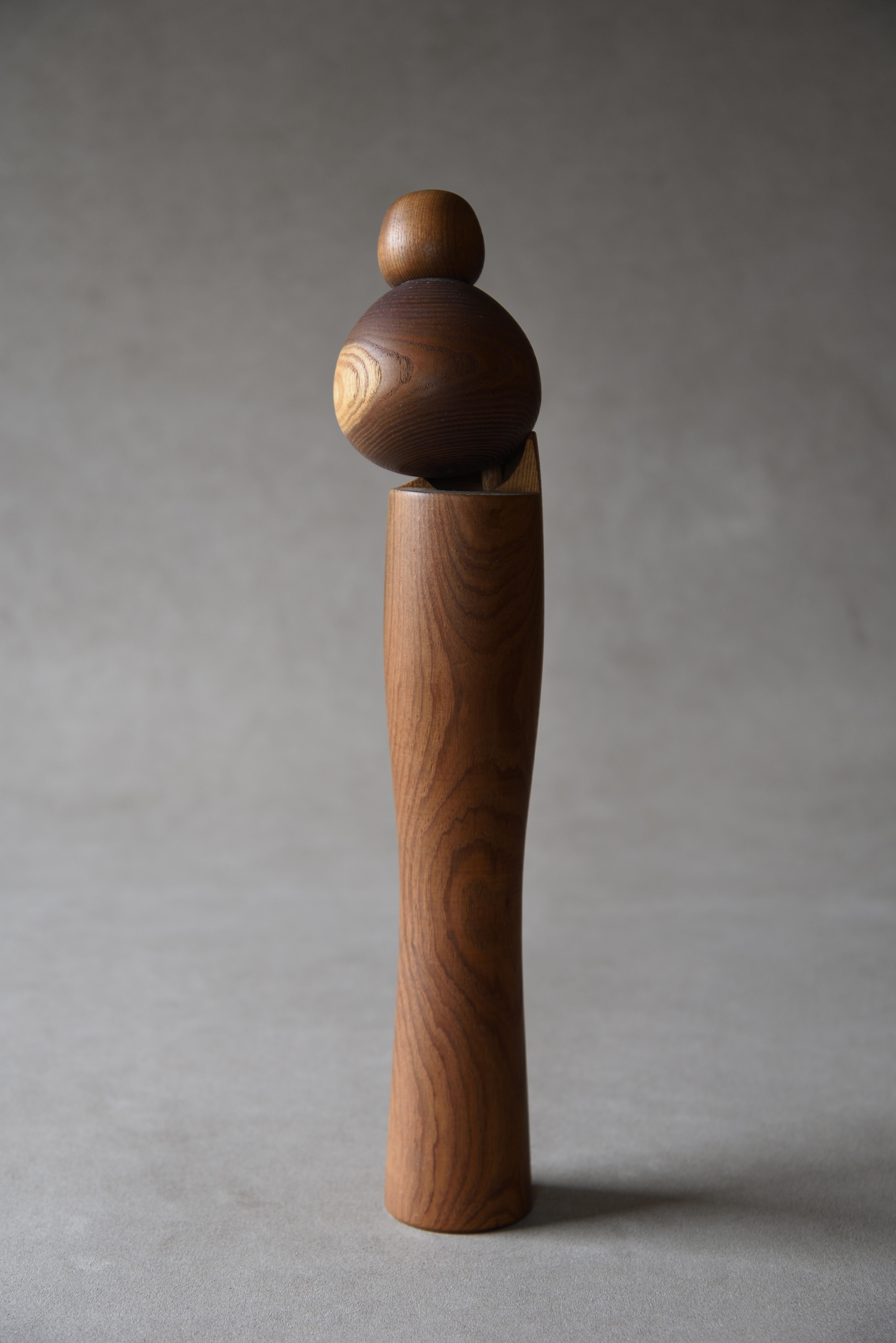 Raro ritrovamento di una raffinata bambola in legno semplificata kokeshi d'epoca intitolata 'Hajirai' (in inglese). 'Timidezza') realizzato da un artista di kokeshi, Kenichi Murakami (1929-1991), intorno agli anni 1970-80, classificato in 'Sosaku