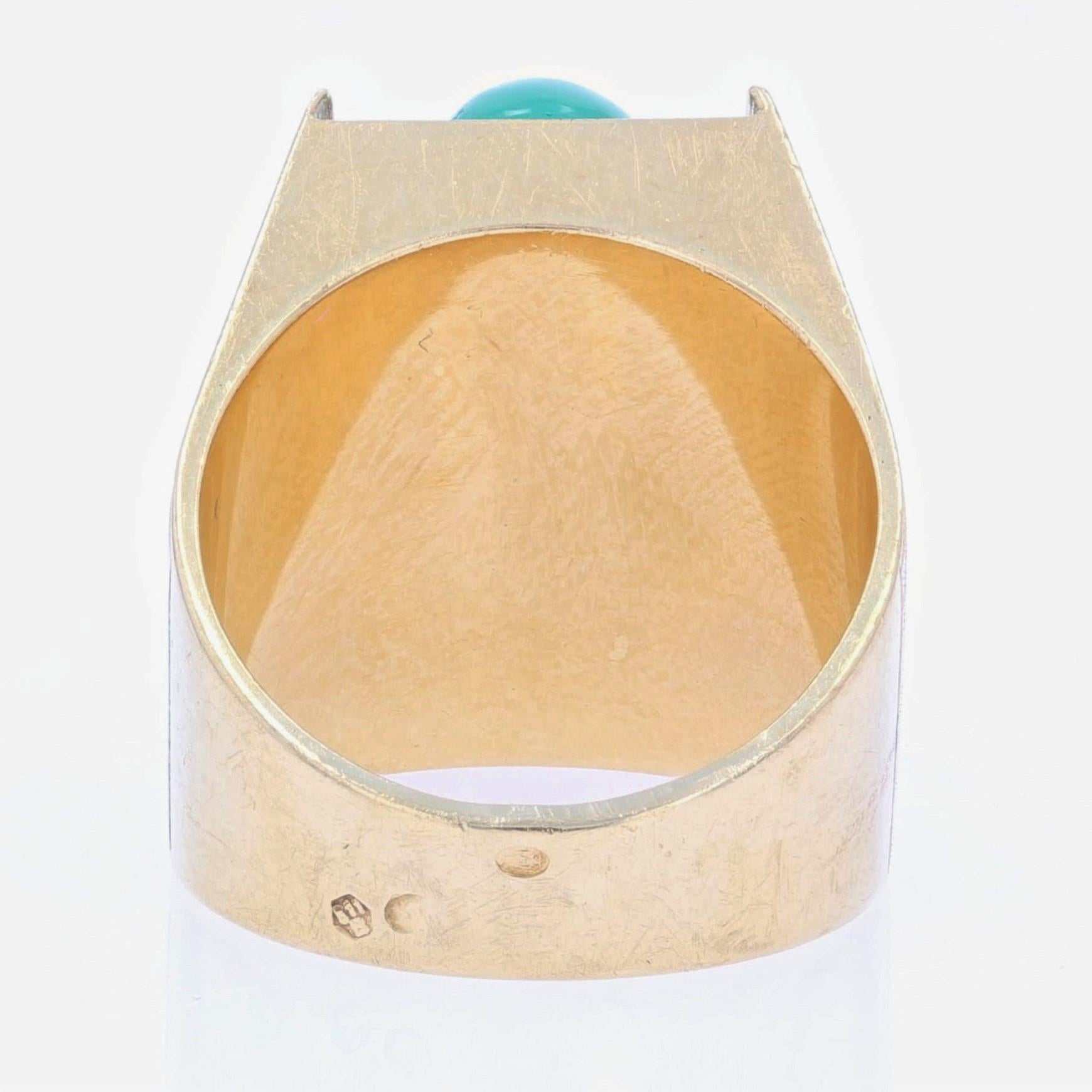 1970s 8.80 Carat Chysoprase 18 Karat Brushed Yellow Gold Signet Ring For Sale 4