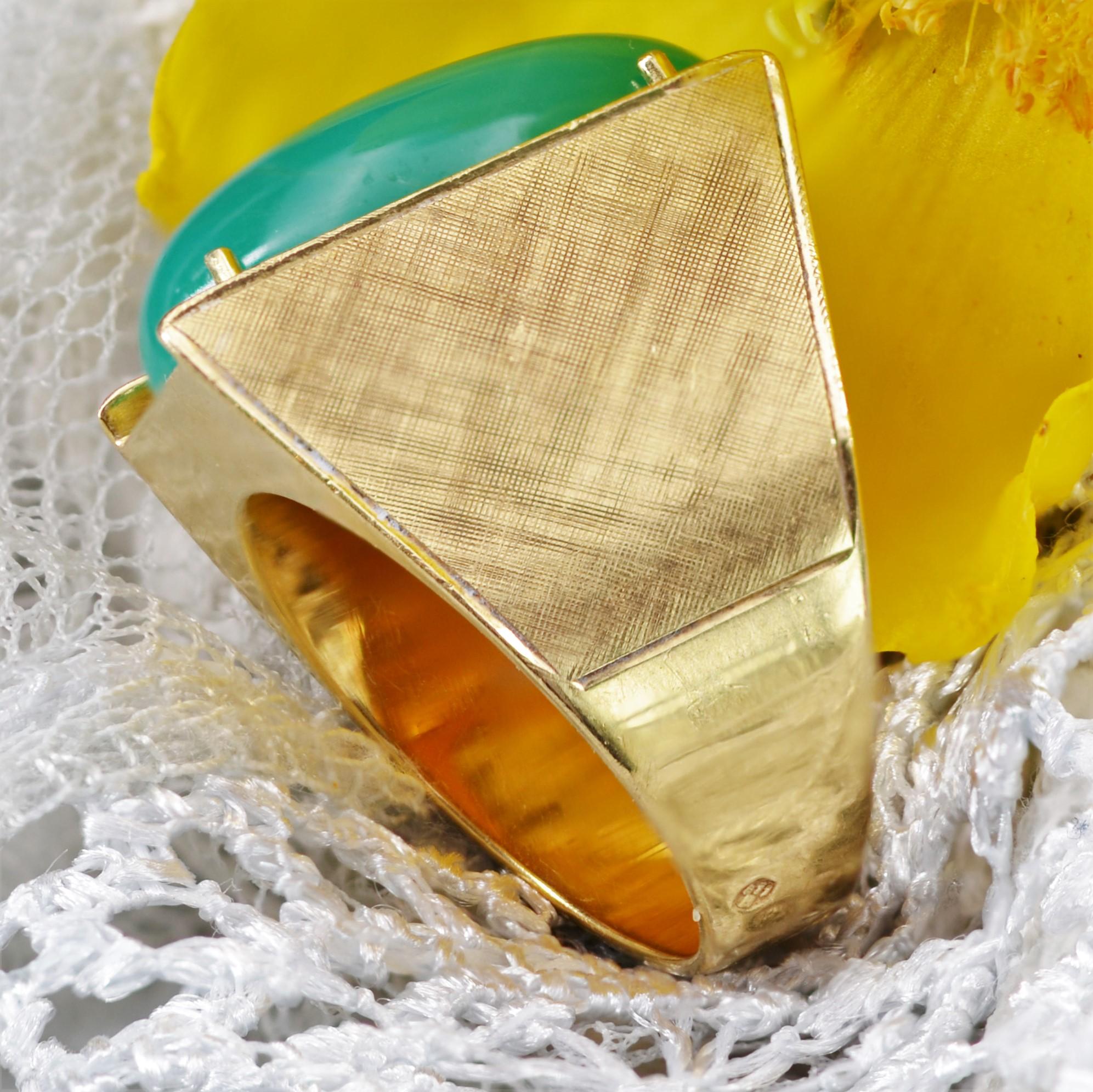 1970s 8.80 Carat Chysoprase 18 Karat Brushed Yellow Gold Signet Ring For Sale 1