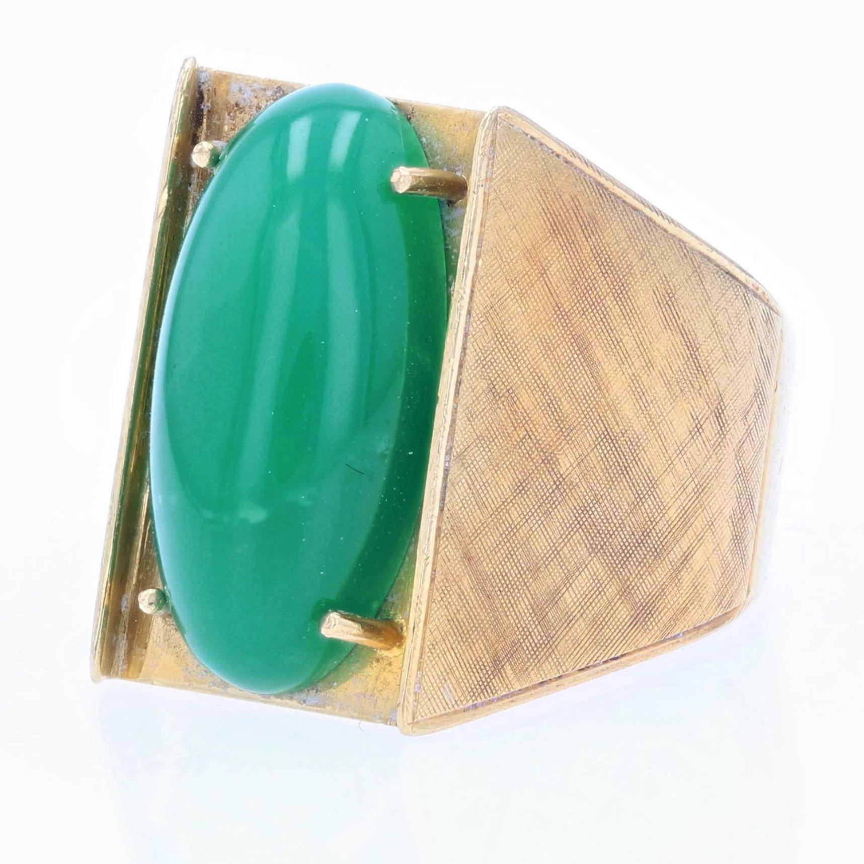 1970s 8.80 Carat Chysoprase 18 Karat Brushed Yellow Gold Signet Ring For Sale 2