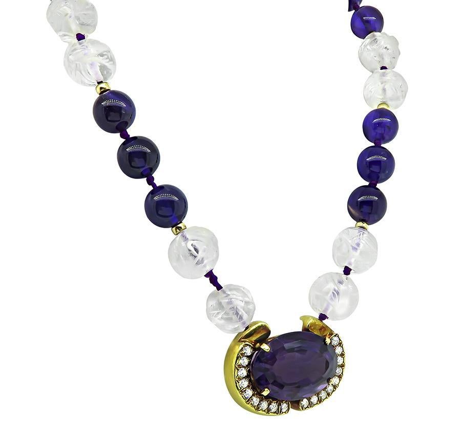 Questa è una splendida collana in oro giallo 18 carati degli anni '70 di A. Cipullo. La collana presenta perle e ametiste di taglio ovale e cristalli intagliati. Le ametiste pesano circa 100,00ct. La collana è inoltre impreziosita da scintillanti