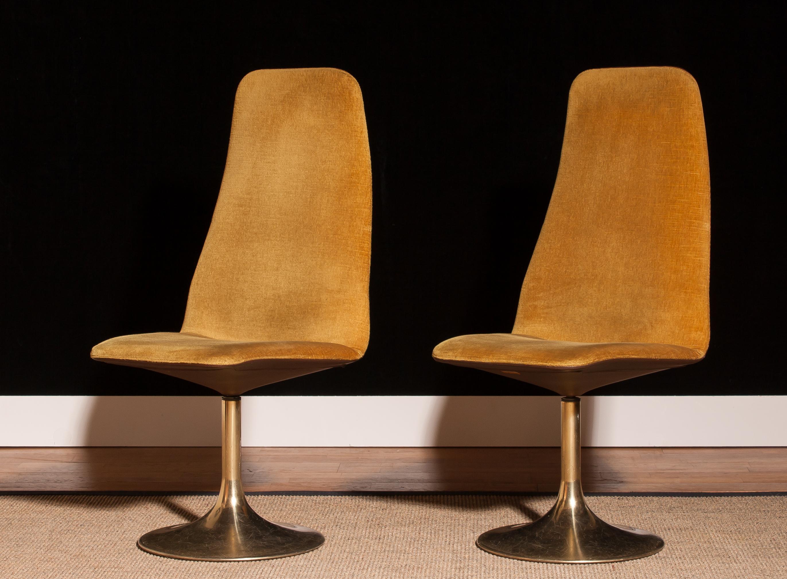 Very nice pair of swivel chairs by Johanson design for Markaryd Sweden.
The chairs have a brass tulip swivel feet with golden velour and faux leather upholstery.
They are labelled.
Period 1970s.
Dimensions: H 102 cm, W 50 cm, D 48 cm, SH 44 cm.