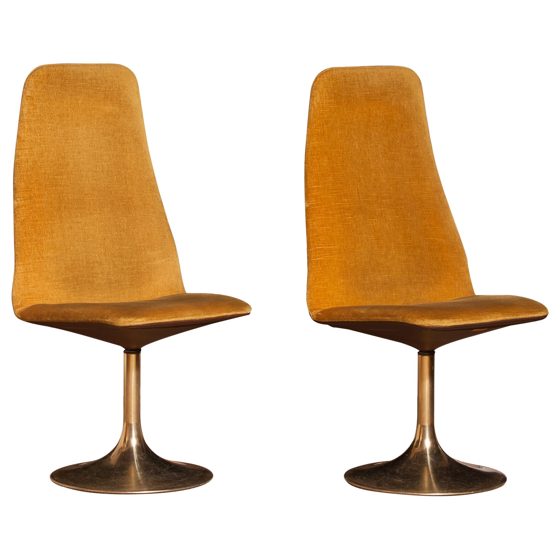 Very nice pair of swivel chairs by Johanson design for Markaryd, Sweden.
The chairs have a brass tulip swivel feet with golden velour and faux leather upholstery.
They are labelled.
Period, 1970s.
Dimensions: H 102 cm, W 50 cm, D 48 cm, SH 44 cm.