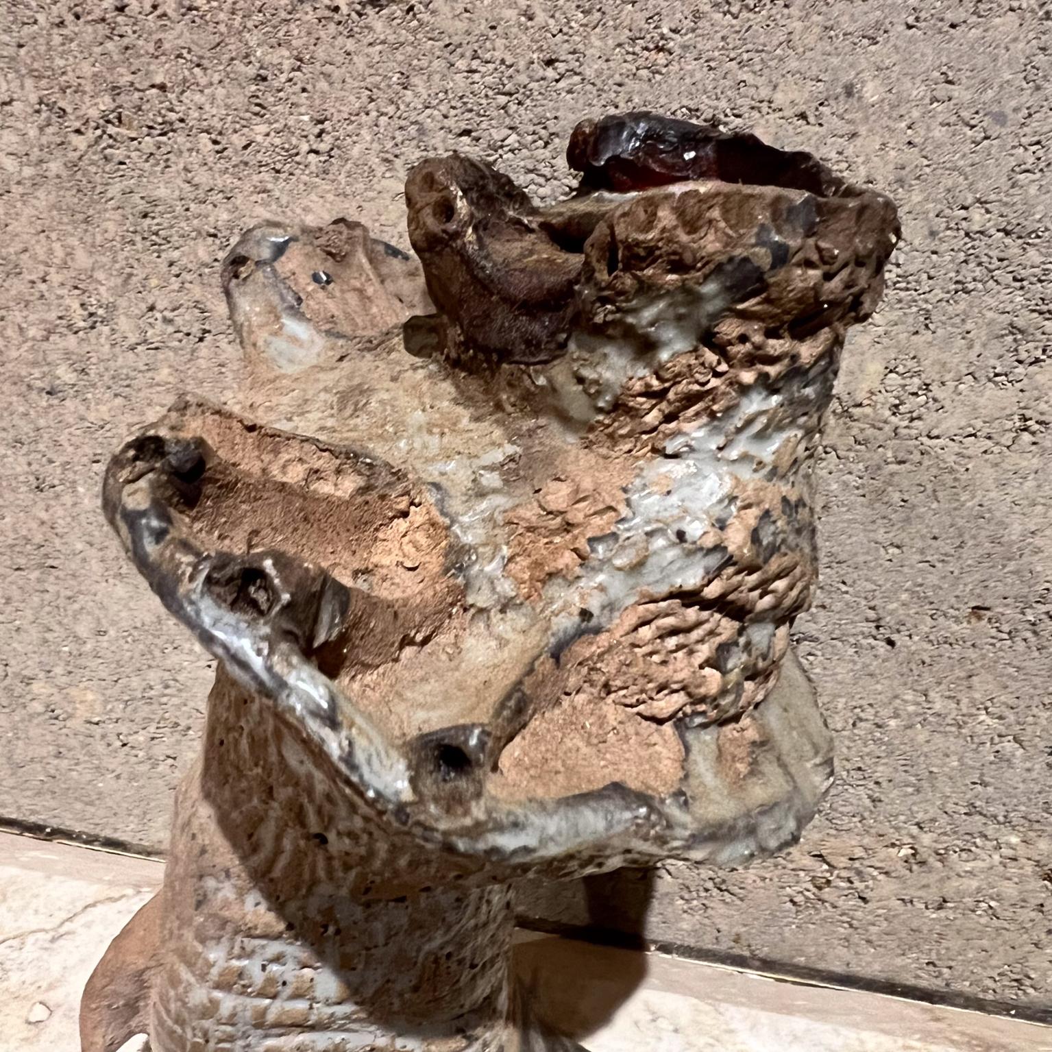 1970 Escultura de pezuña con textura abstracta Studio Art Pottery Moderno de mediados de siglo en venta