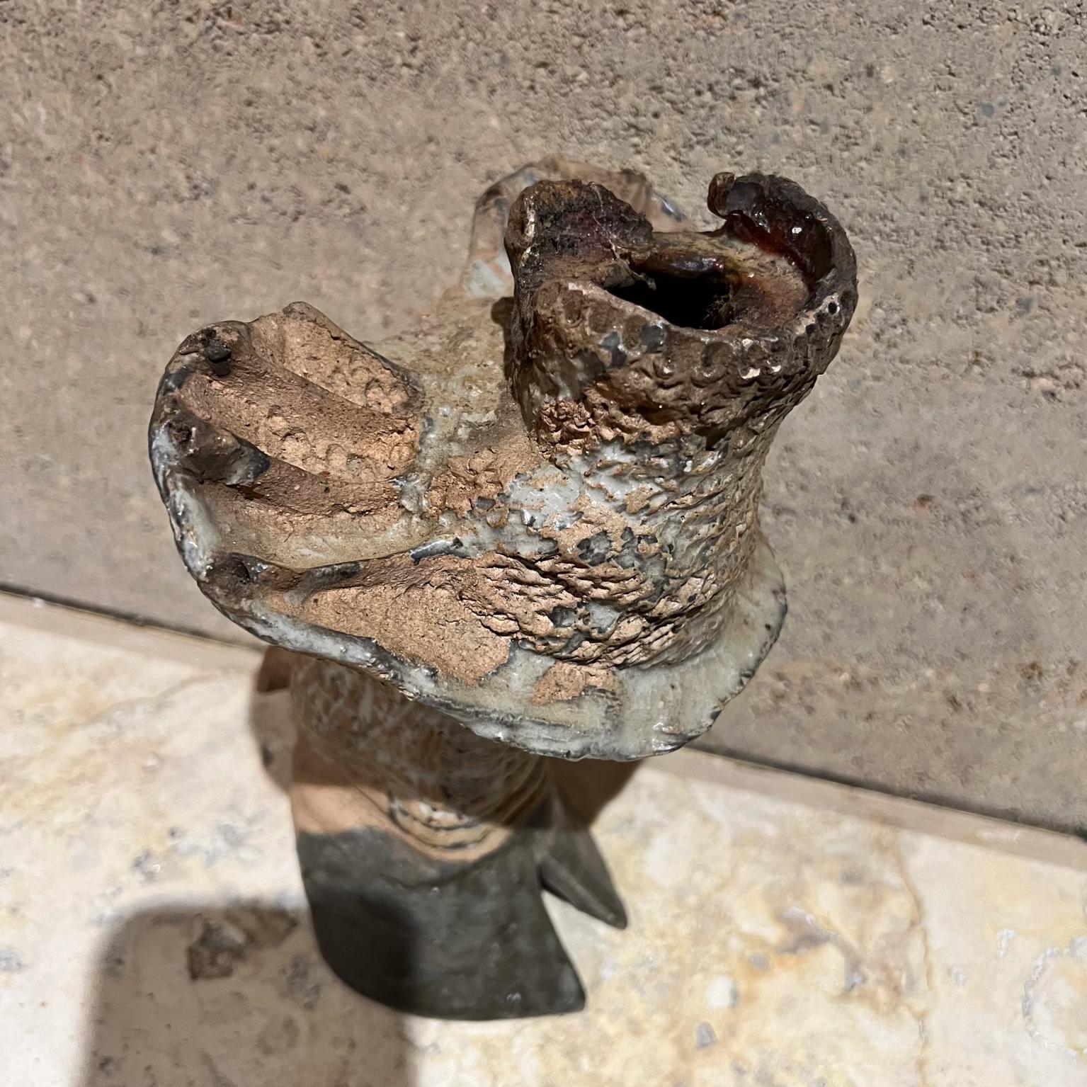 1970 Escultura de pezuña con textura abstracta Studio Art Pottery siglo XX en venta