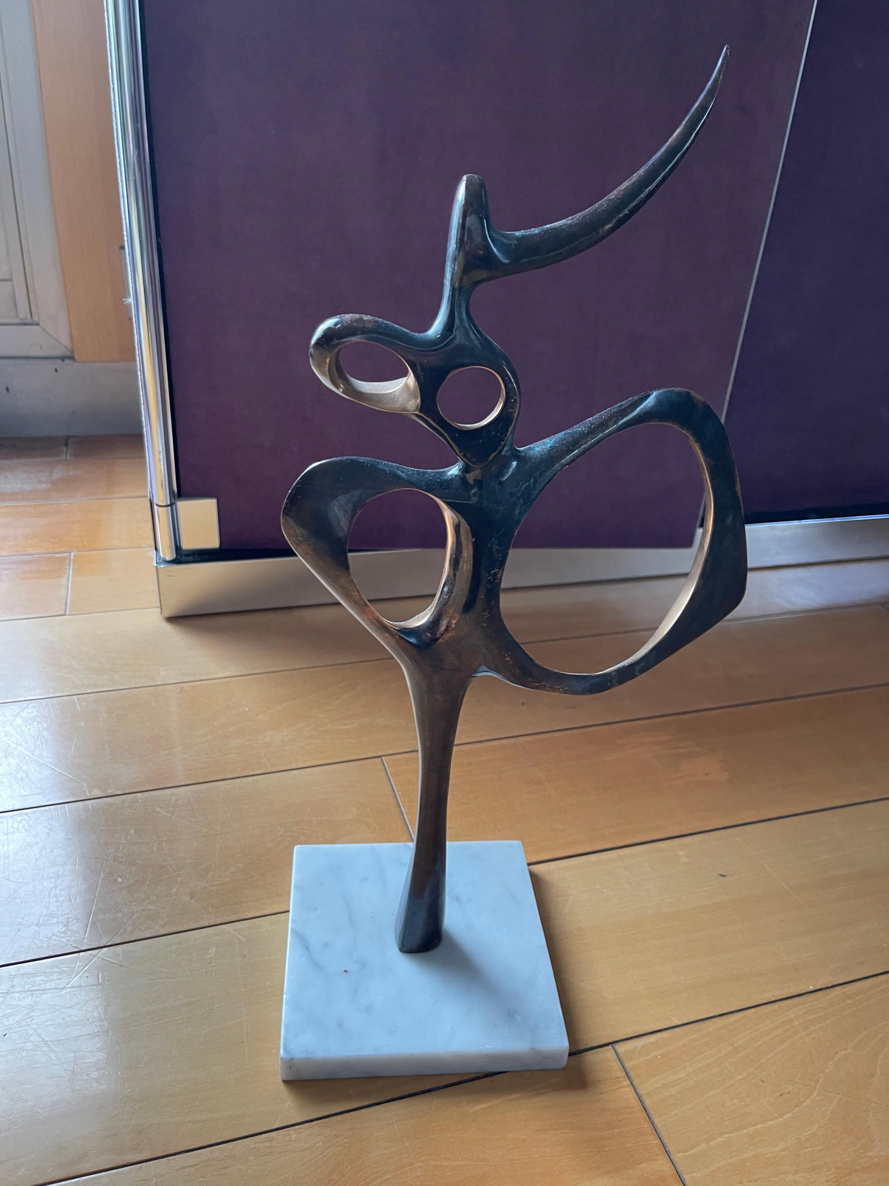 Scultura in bronzo patinato molto elegante su base di marmo bianco
Firmato : Estruga 10:30 (2)
Francia
1970's