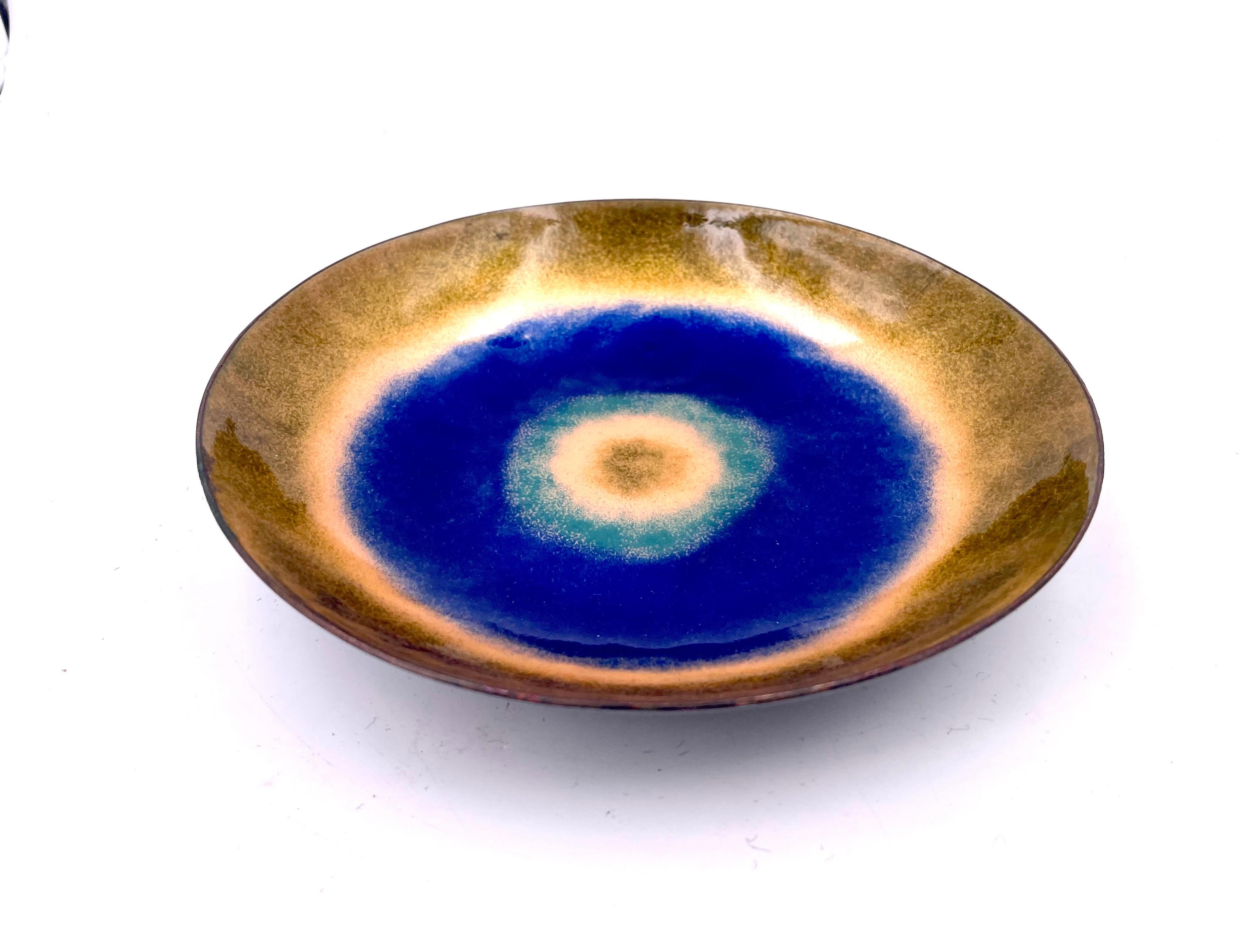Great design and beautiful colors on this enamel on a copper abstract bowl, in great condition with no chips. By California artist Rosemarie Toogood.