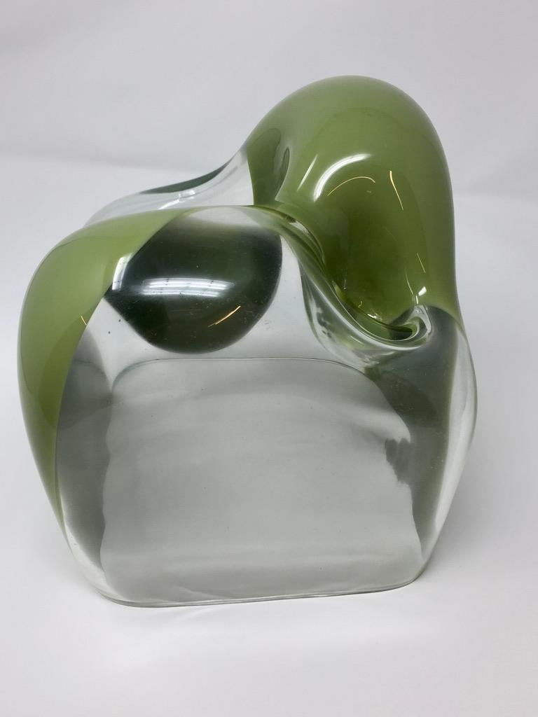 Sculpture ondulée de forme libre en verre transparent et vert mousse, par Carlo Nason pour Mazzega, Murano.
 