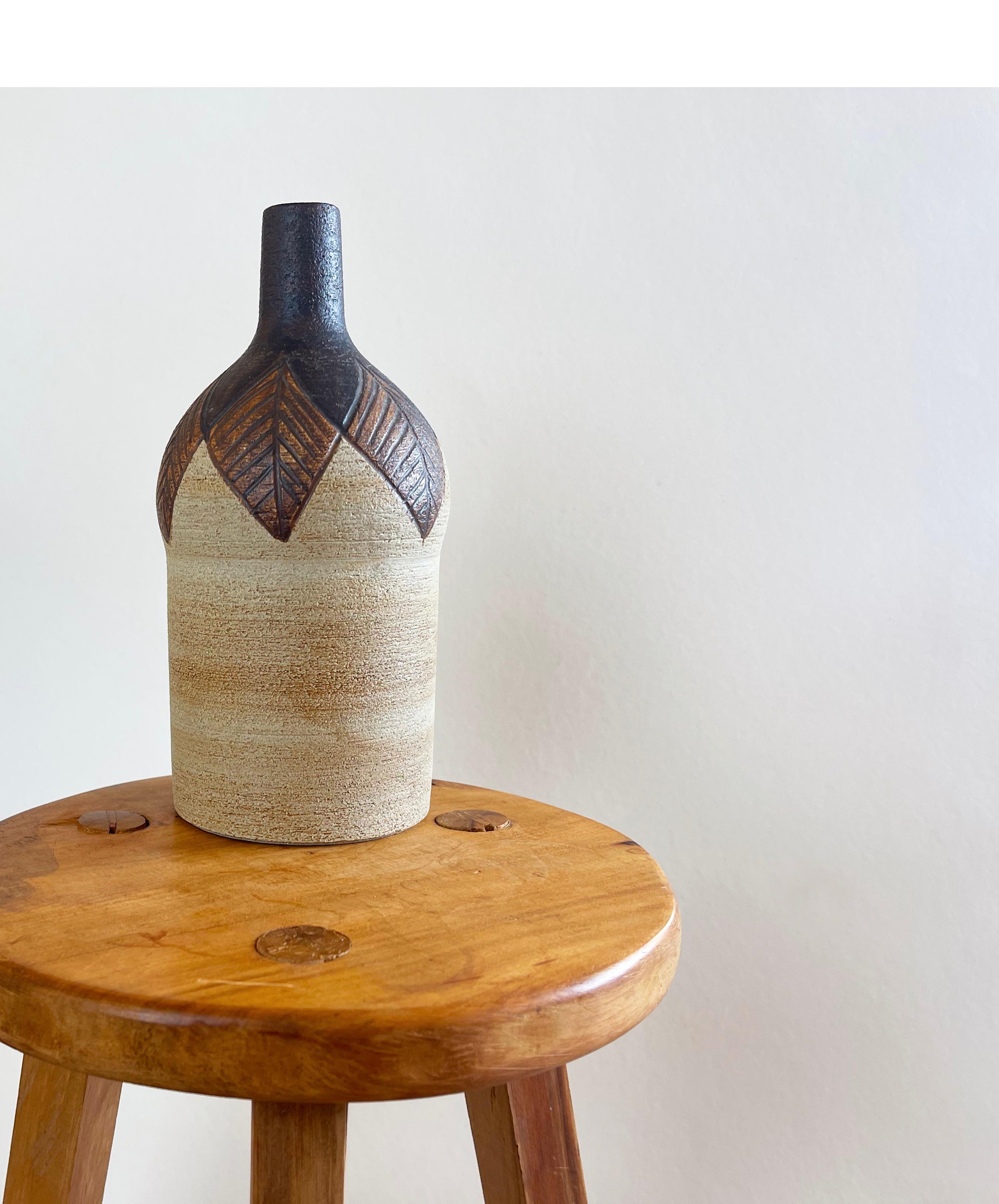 Ausdrucksstarke Vase aus Steingut im skandinavischen Stil, handgefertigt von der deutschen Keramikmanufaktur ''Sgrafo Modern''. 
Dieses Werk wird dem Künstler Peter Müller zugeschrieben.
Handgemalte und geformte große grafische Blätter einer