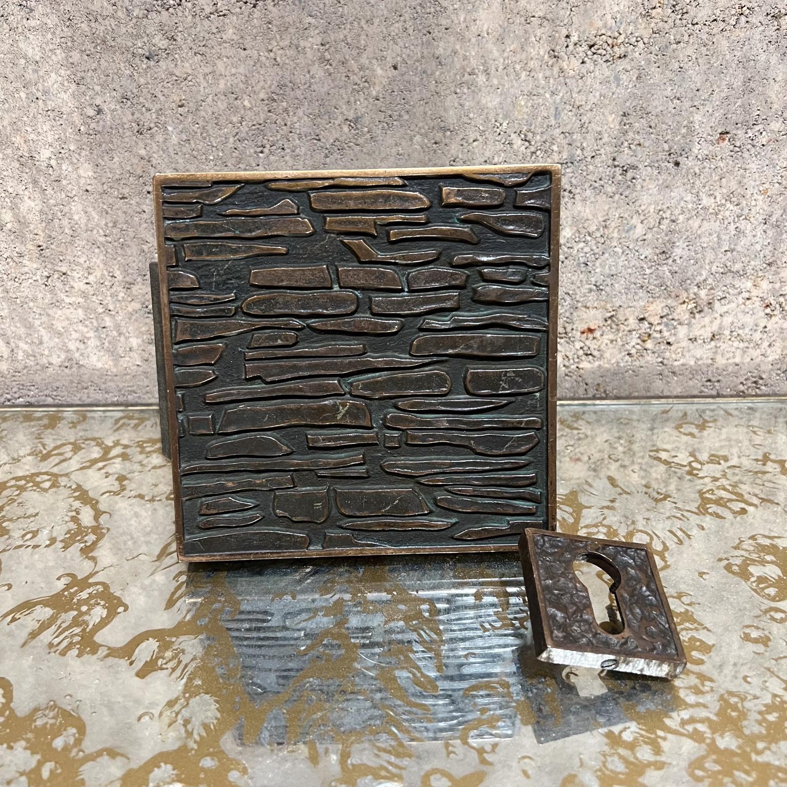 AMBIANIC présente
Poignée de porte et plaque de serrure abstraite en bronze Allemagne
Poignée de porte en bronze 5,75 haut x 6,75 l x 2,5
estampillé par le fabricant
Trou de serrure 1,88 x 1,88 x .25
Etat d'origine vintage d'occasion
Se référer aux