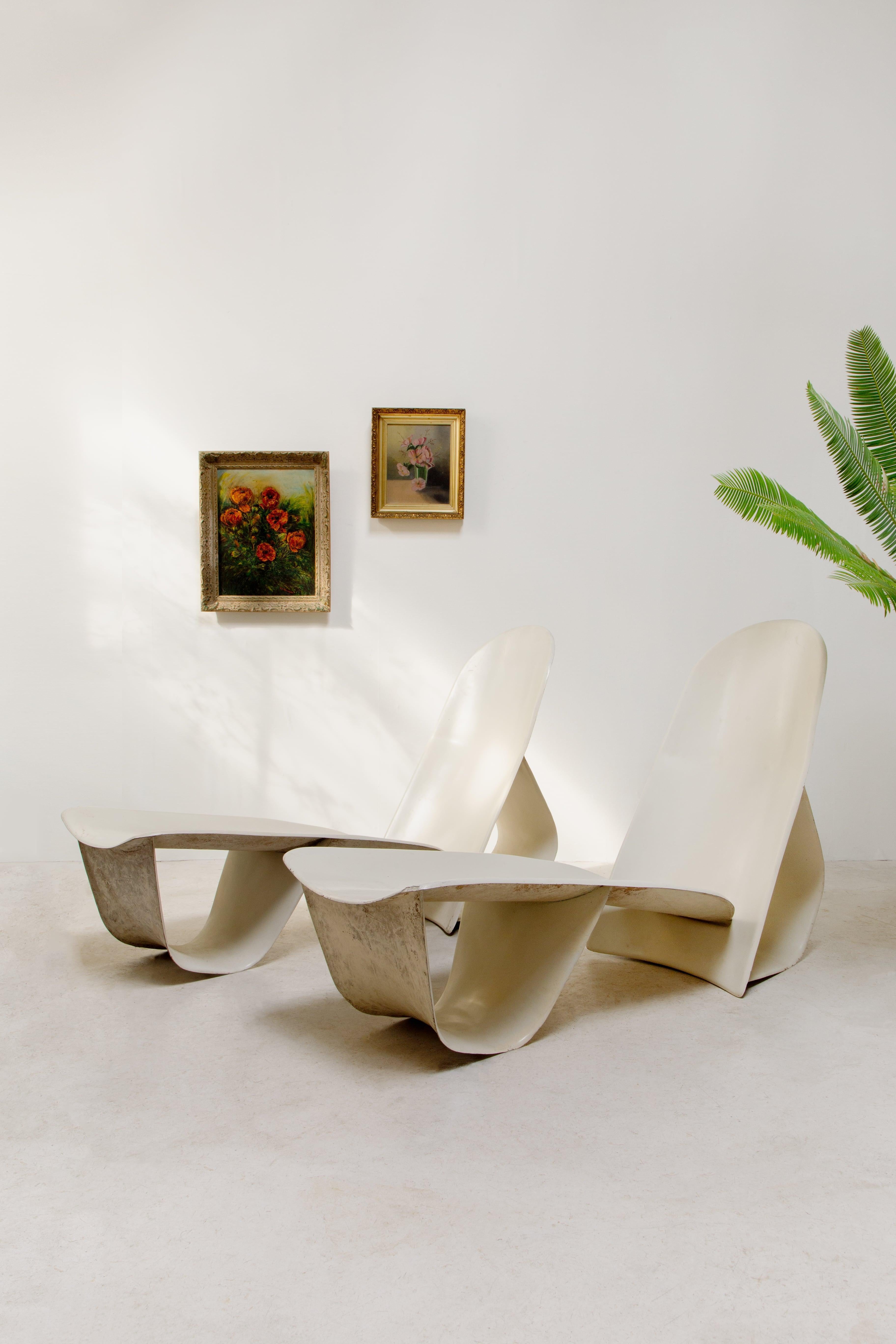 This exceptional collection comprises t adjustable longue chaises in a classic white lacquer finish, designed by Po Shun Leong during the 1970s. The renowned Aca chaise lounge design received an honorable mention at the Knoll International Furniture
