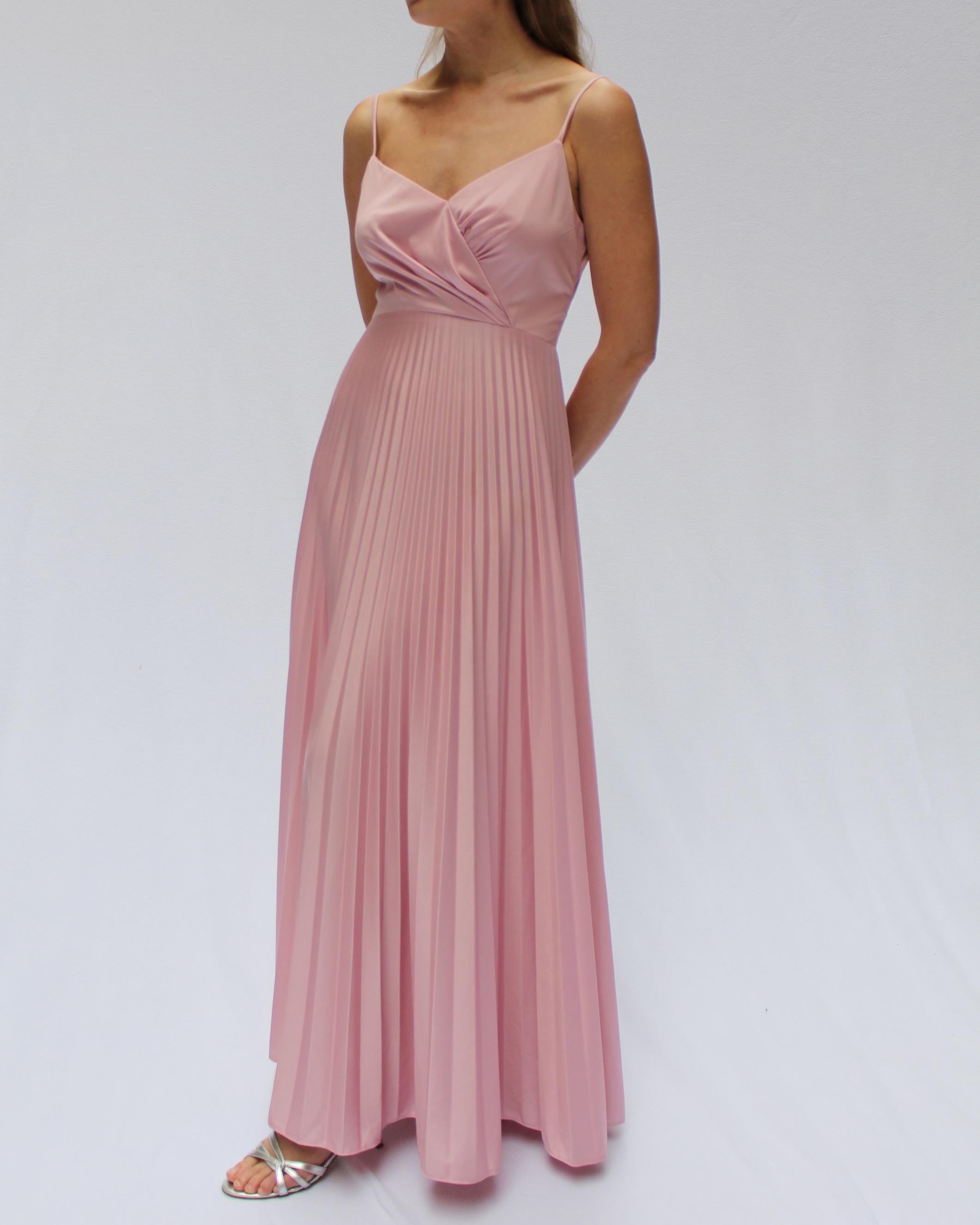 This fantastic 1970s jersey gown would not look out of place on Diana Ross or Jerry Hall at Studio 54 in the late 1970s. It features a gathered bodice with an empire waist, and an accordion-pleated skirt. I love how comfortable 1970s jersey dresses