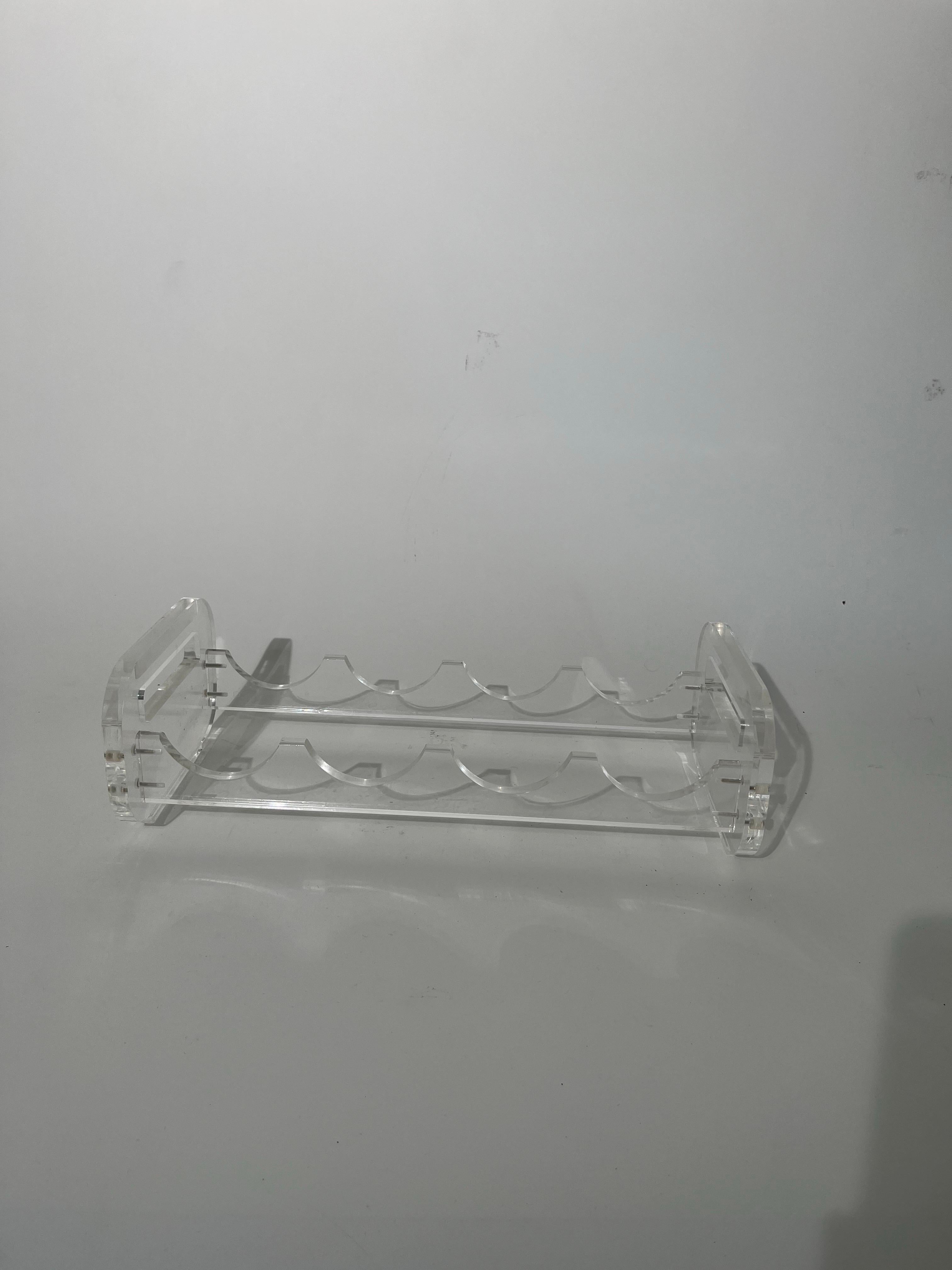Weinregal aus Lucite für vier Flaschen. Maße: 17