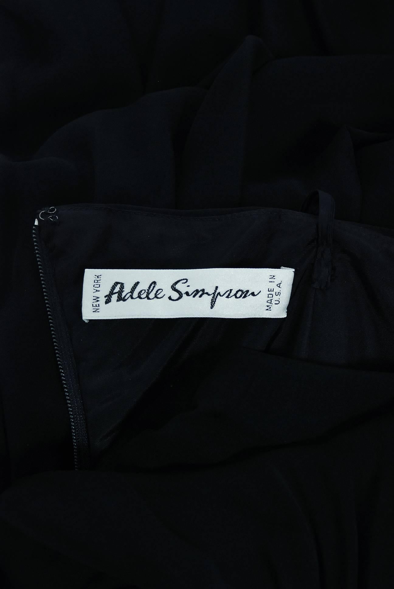 Robe de déesse vintage Adele Simpson en mousseline de soie noire drapée à une épaule (années 1970) Pour femmes en vente
