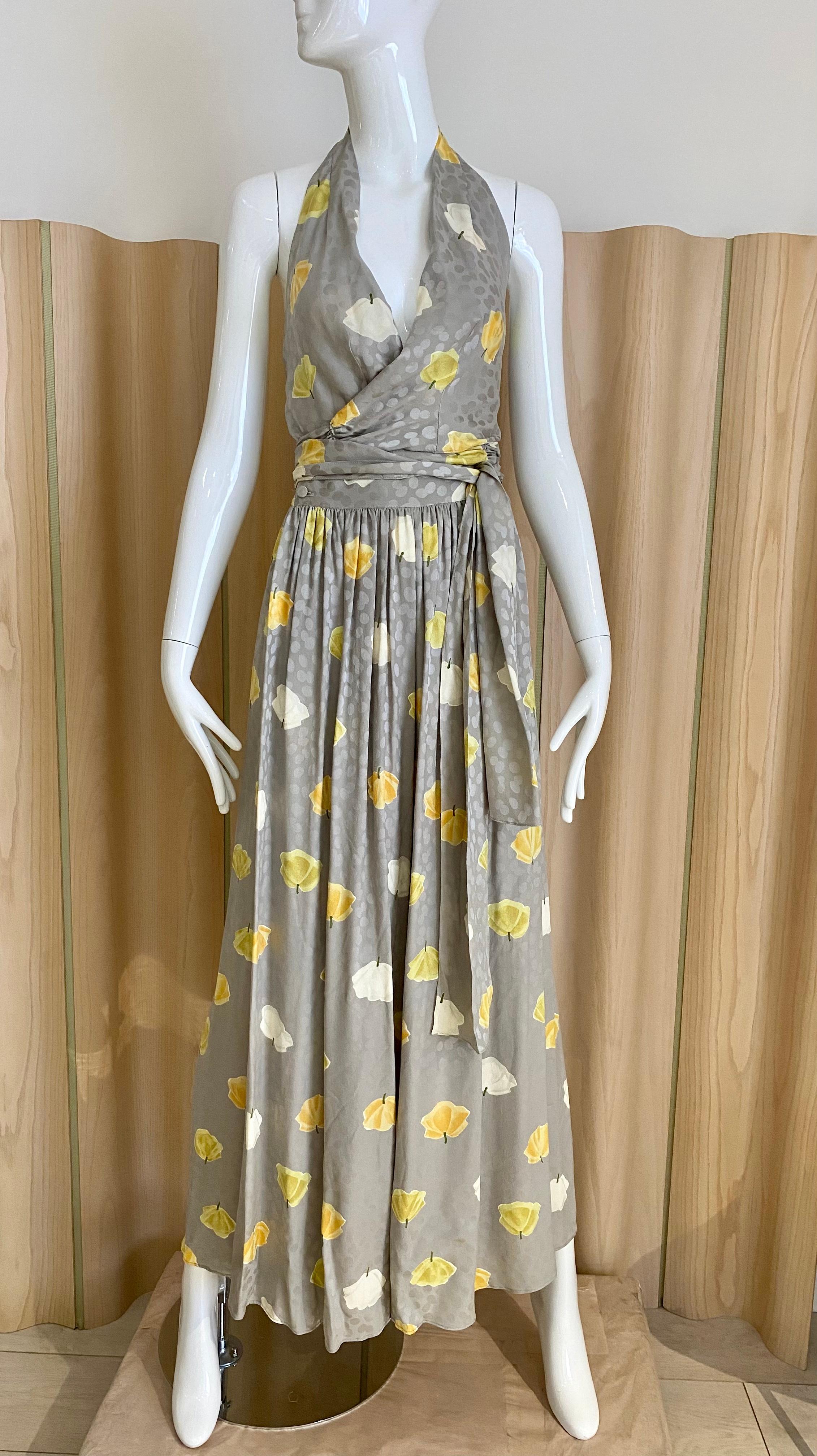 Années 1970 Adele Simpson Soie grise Imprimé floral en jaune et blanc.
Top en soie à dos nu et pantalon à jambes larges. L'ensemble est accompagné d'un magnifique châle à franges en soie. Parfait pour un cocktail d'été ou une répétition de