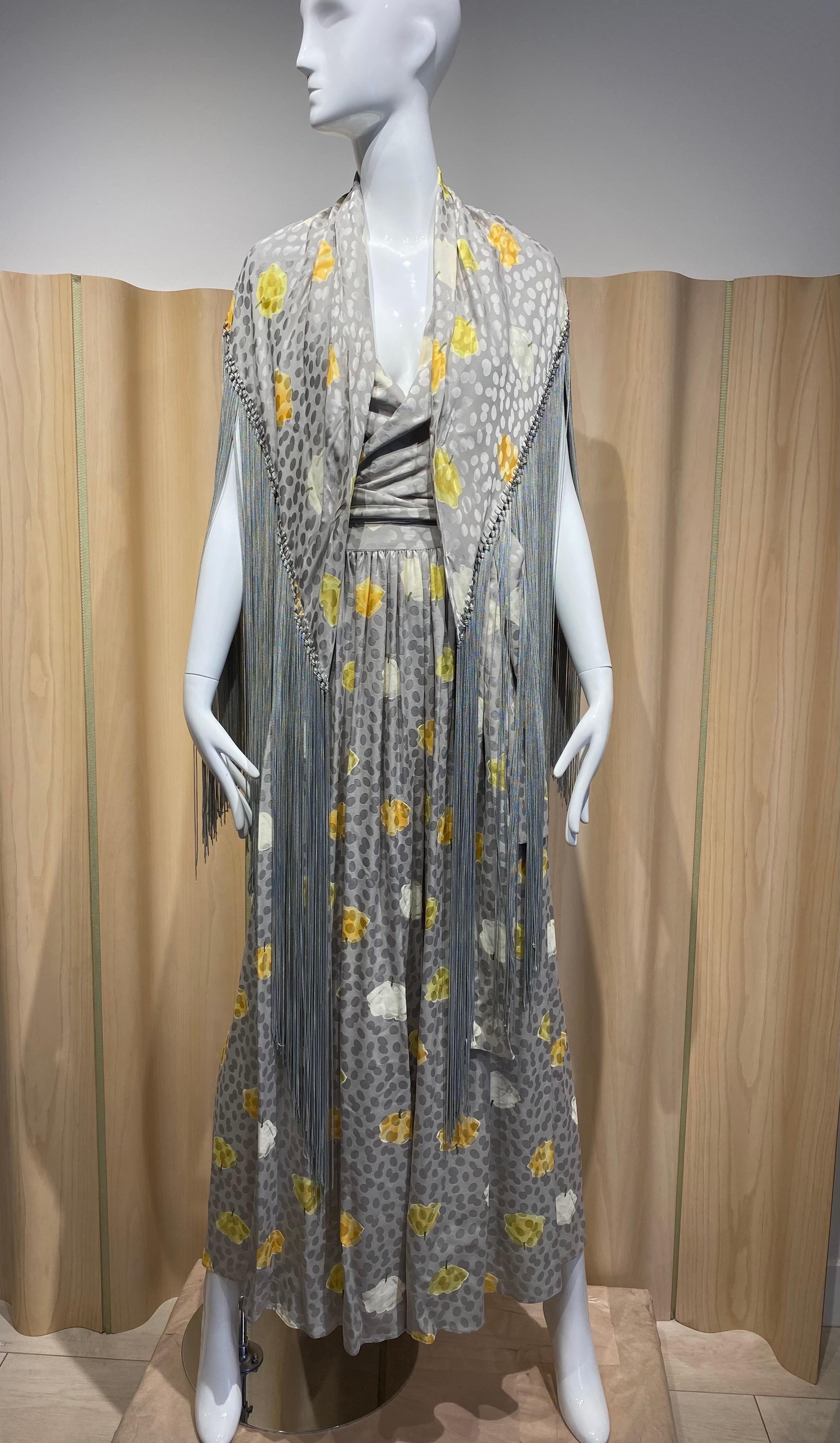 Gris Années 1970 - Adele Simpson - Top dos nu, pantalon et châle en soie grise à imprimé floral en vente