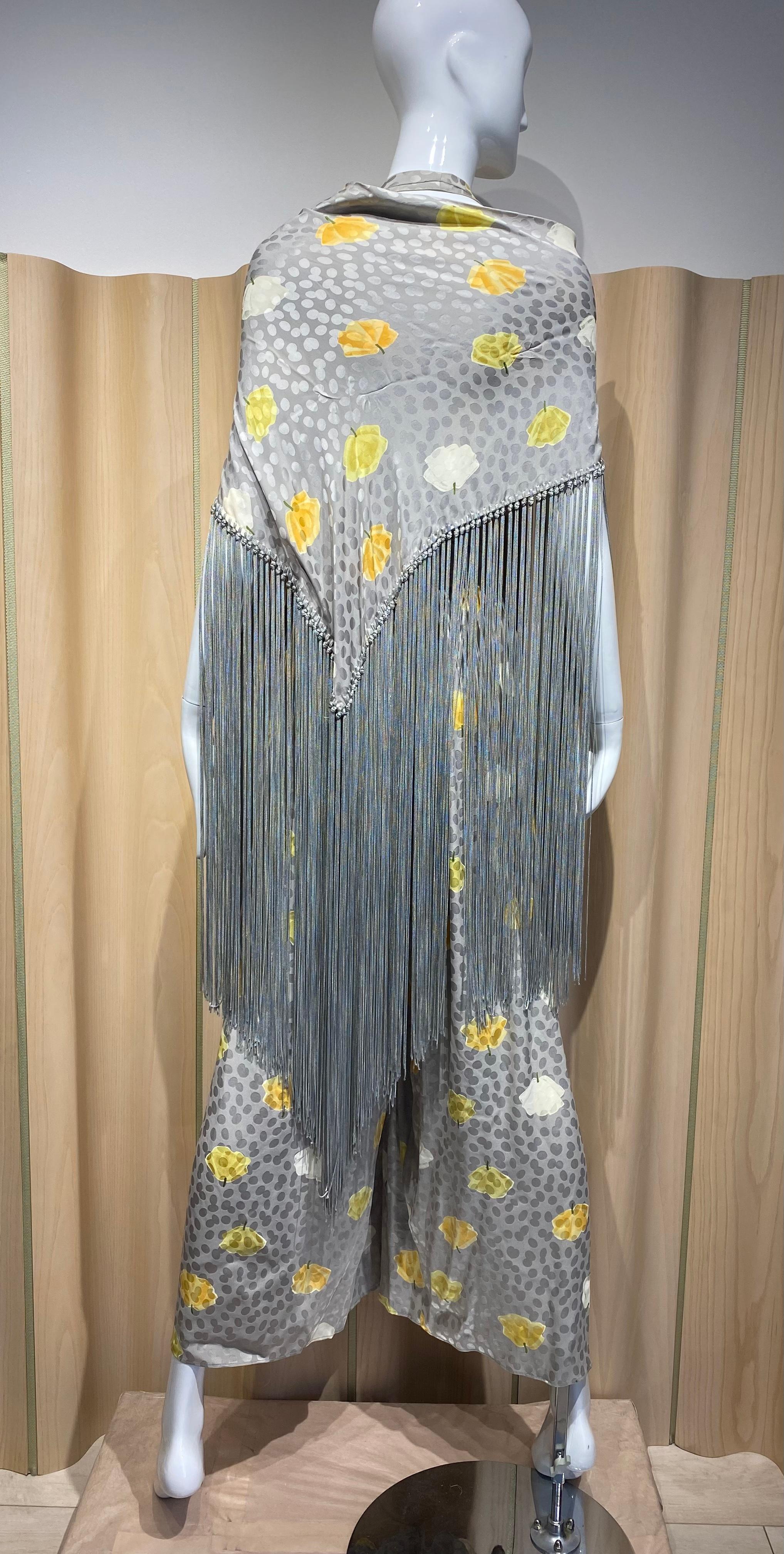 Années 1970 - Adele Simpson - Top dos nu, pantalon et châle en soie grise à imprimé floral Excellent état - En vente à Beverly Hills, CA