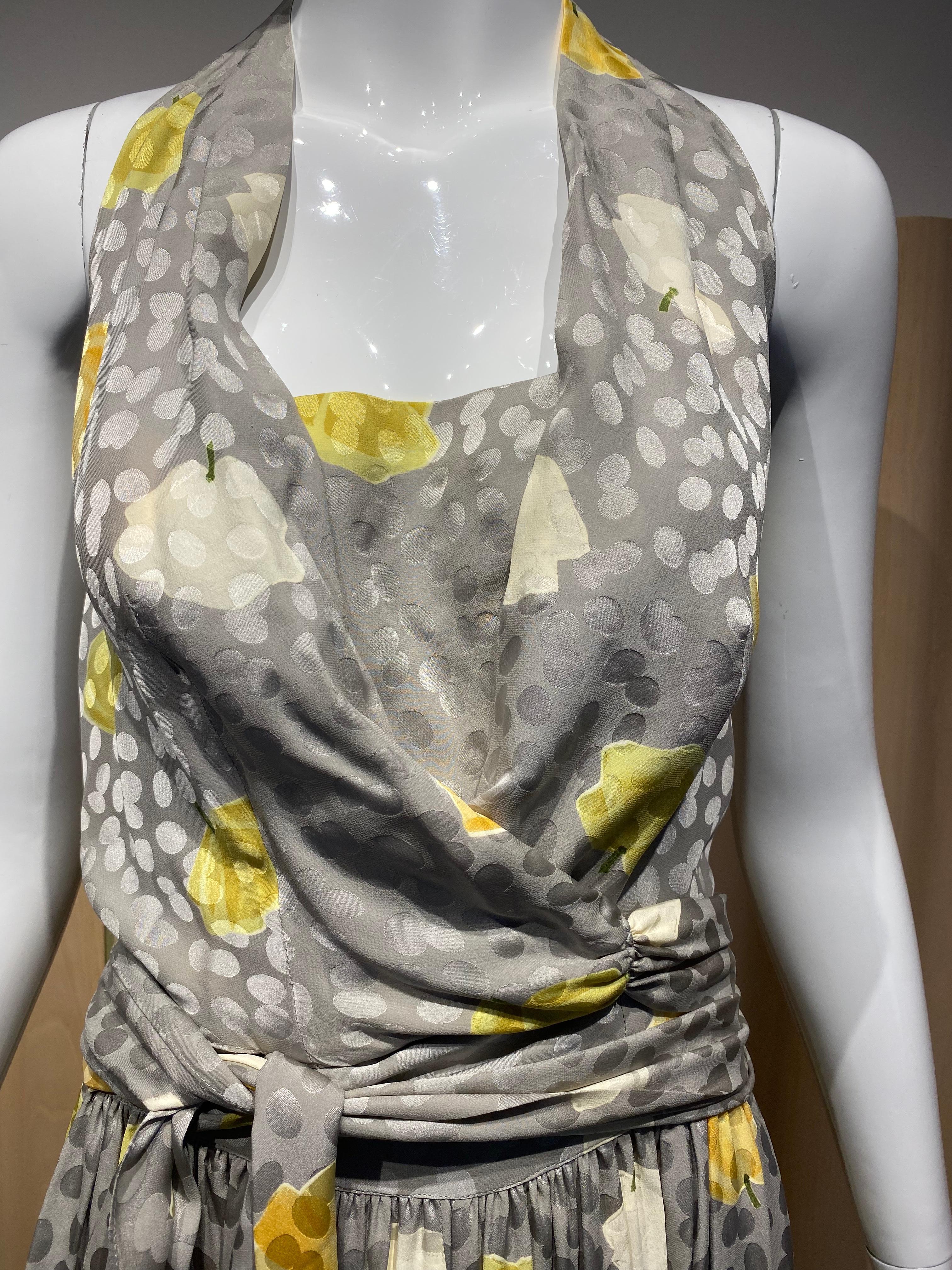Années 1970 - Adele Simpson - Top dos nu, pantalon et châle en soie grise à imprimé floral en vente 3
