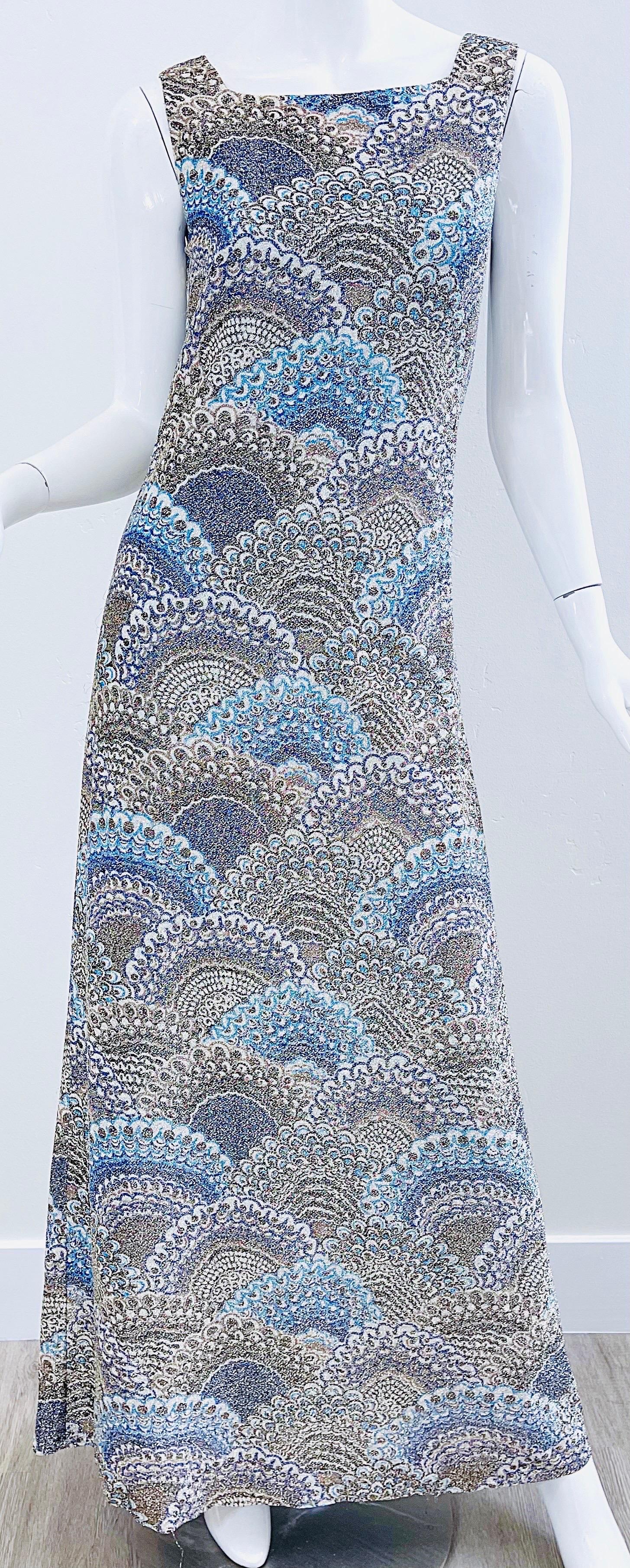 Gris 1970 Adele Simpson Silk Lurex Peacock Feather / Fan Print 70s Maxi Dress Gown en vente