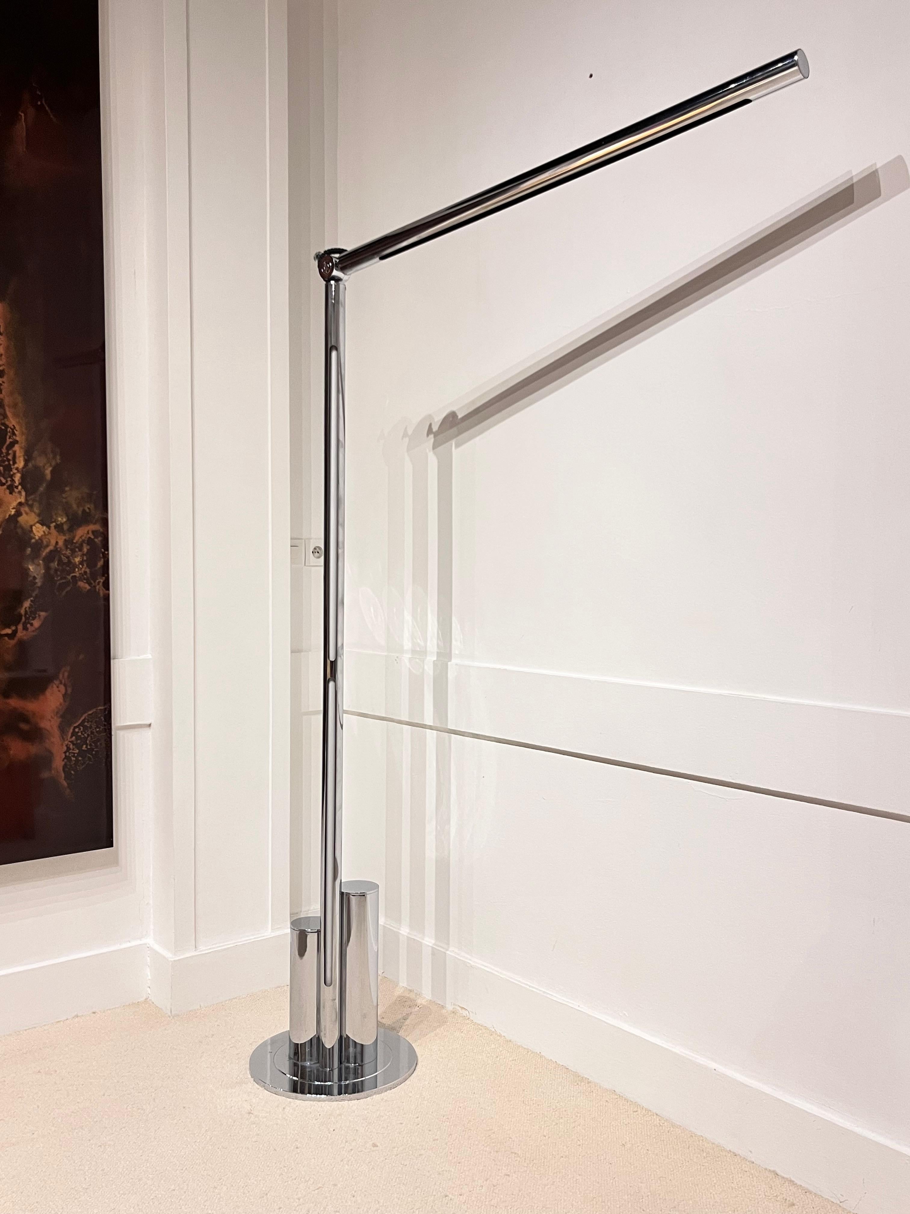1970 - Lampadaire réglable en chrome
Lampadaire à la manière de Nanda Vigo. Composé de 2 néons orientables 
Italie, vers 1970
H. 210 cm, L. 120 cm, P. 40 cm
