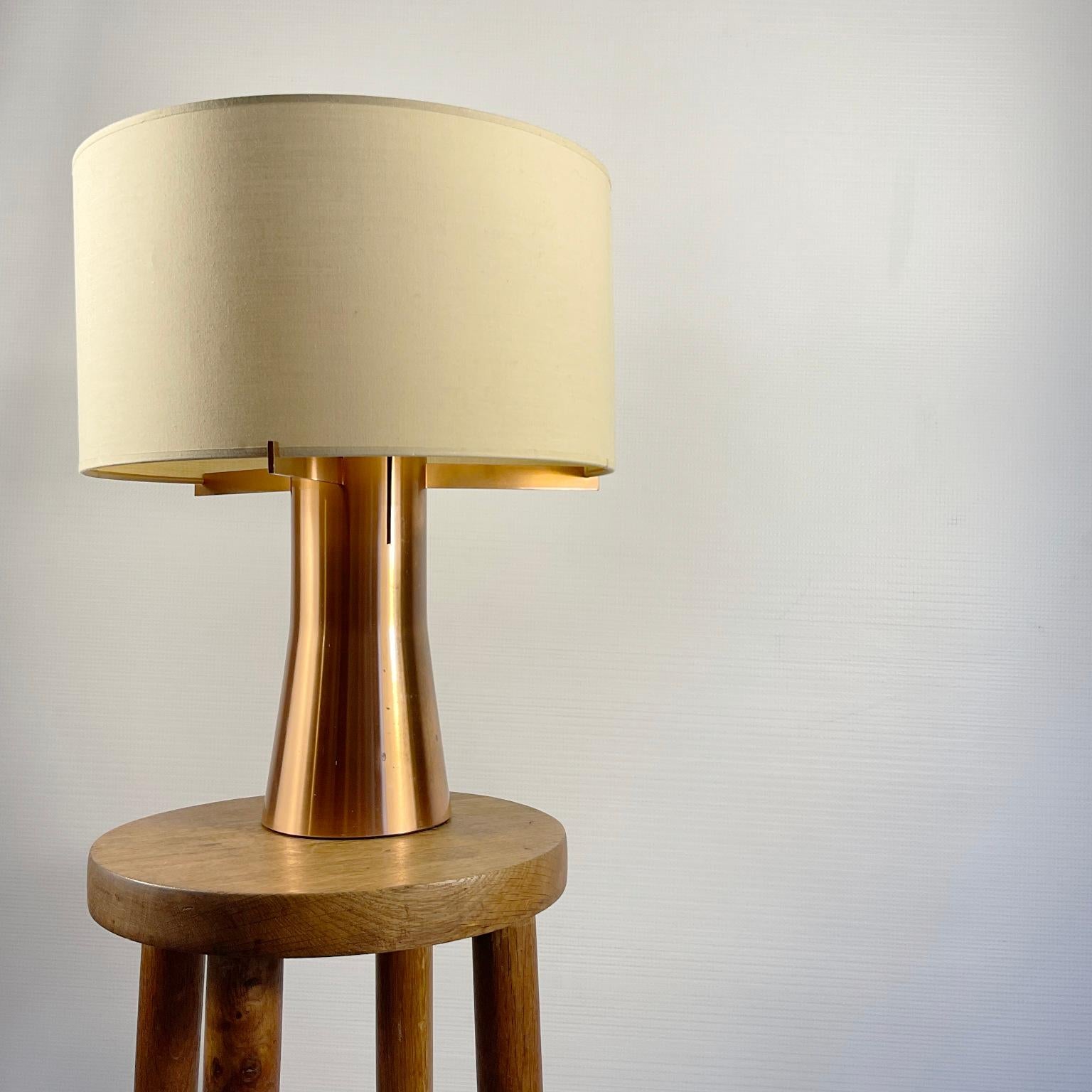 Good quality copper table lamp from the 1970s, unknown designer from Belgium.
Unusual table lamp with its original lampshade adjustable to three positions.
With its original lampshade which has some slight marks due to its age.
In the style of some