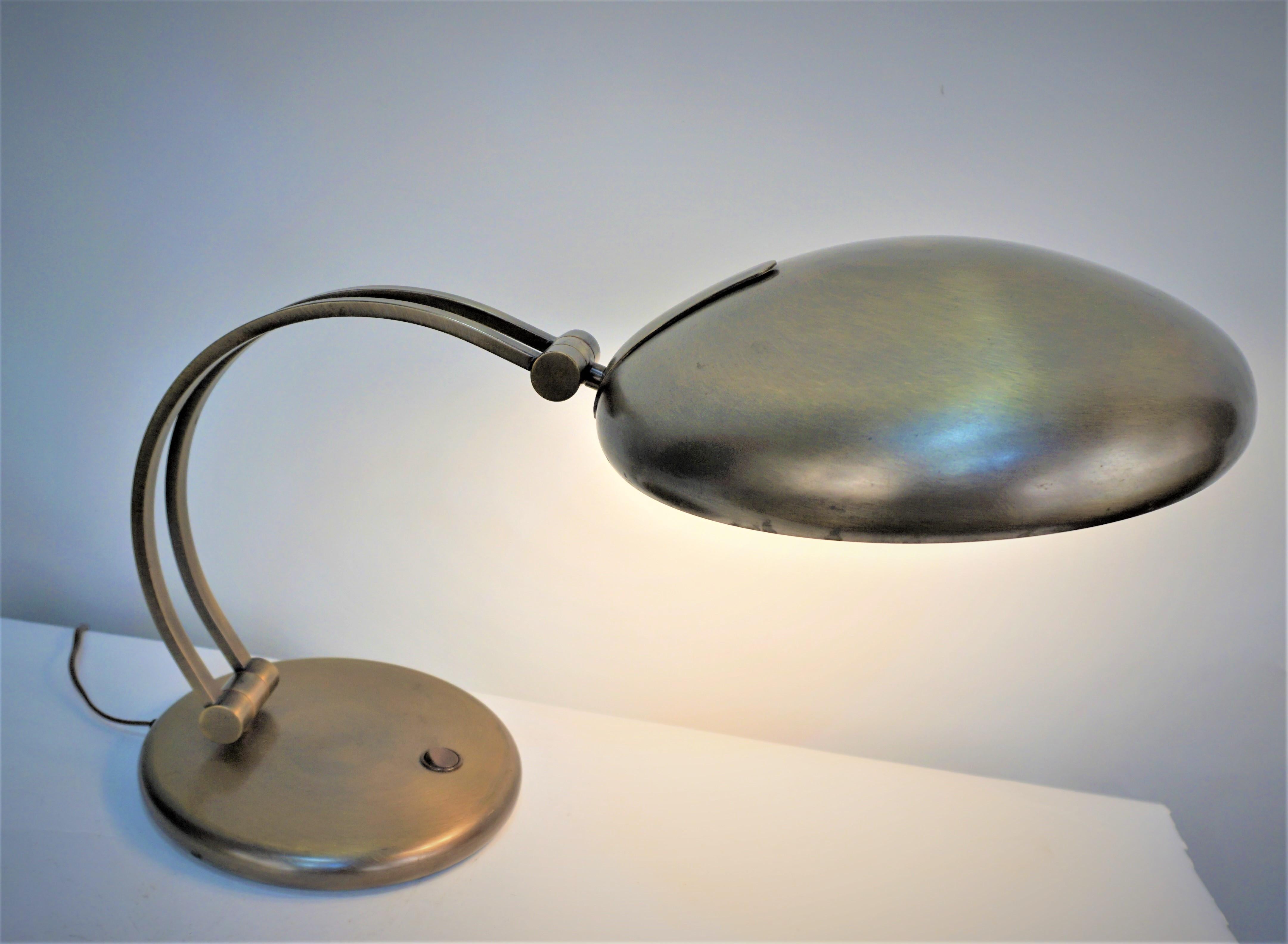 Bronze höhenverstellbare Arm und Schirm Schreibtischlampen.
Die Messung kann nicht perfekt sein, da der Arm verstellt wird.  