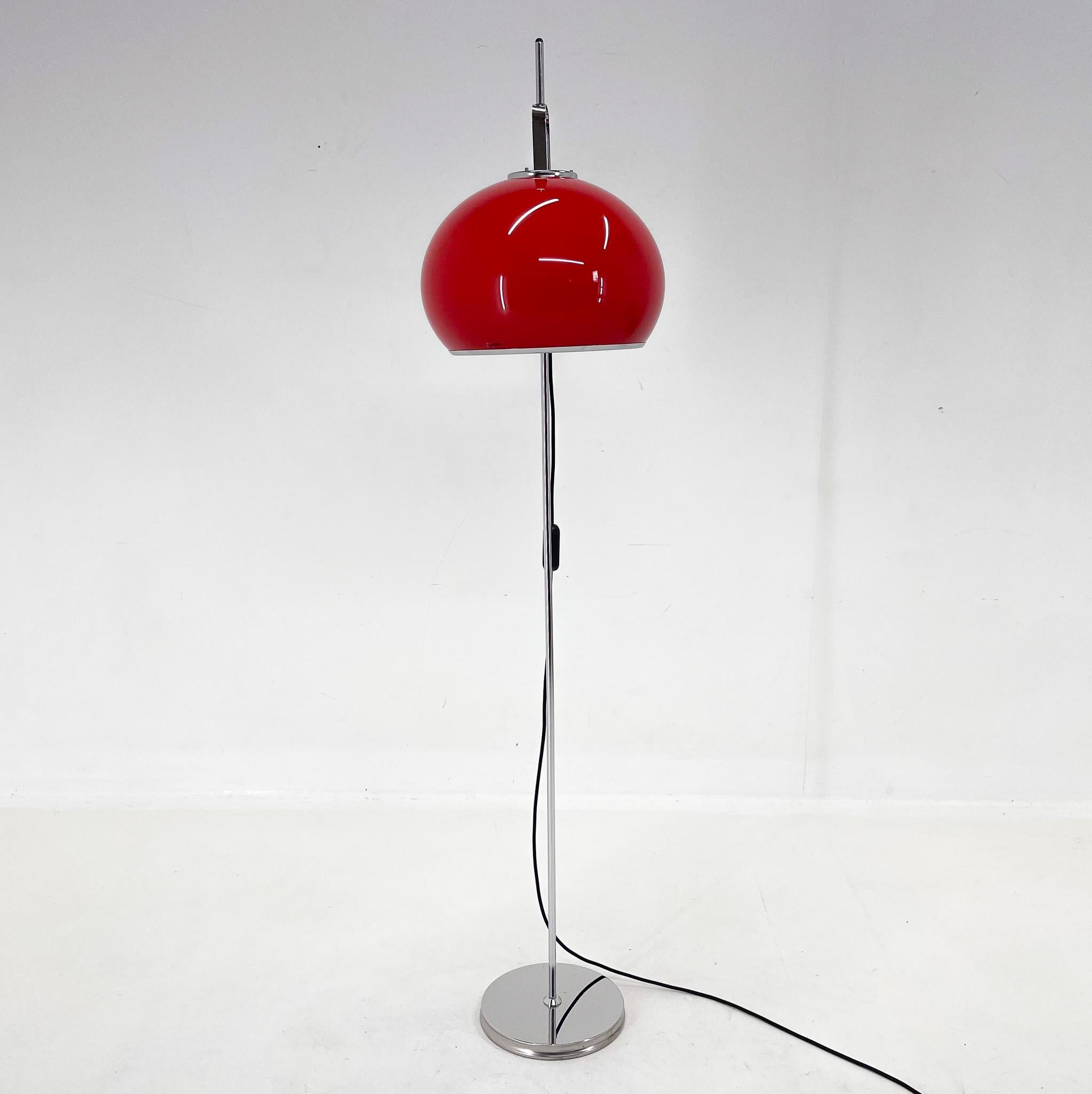 1970s Adjustable Floor Lamp Designed by Guzzini for Meblo, Italy  For Sale 4