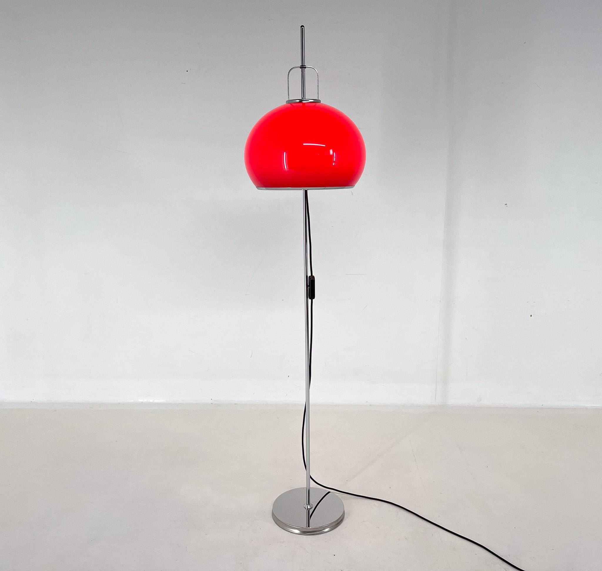Mid-century floor lamp designed by Harvey Guzzini for Meblo, labled. Very good condition, rewired. 2 x E25-E27 bulbs. 
US plug adapter included.
