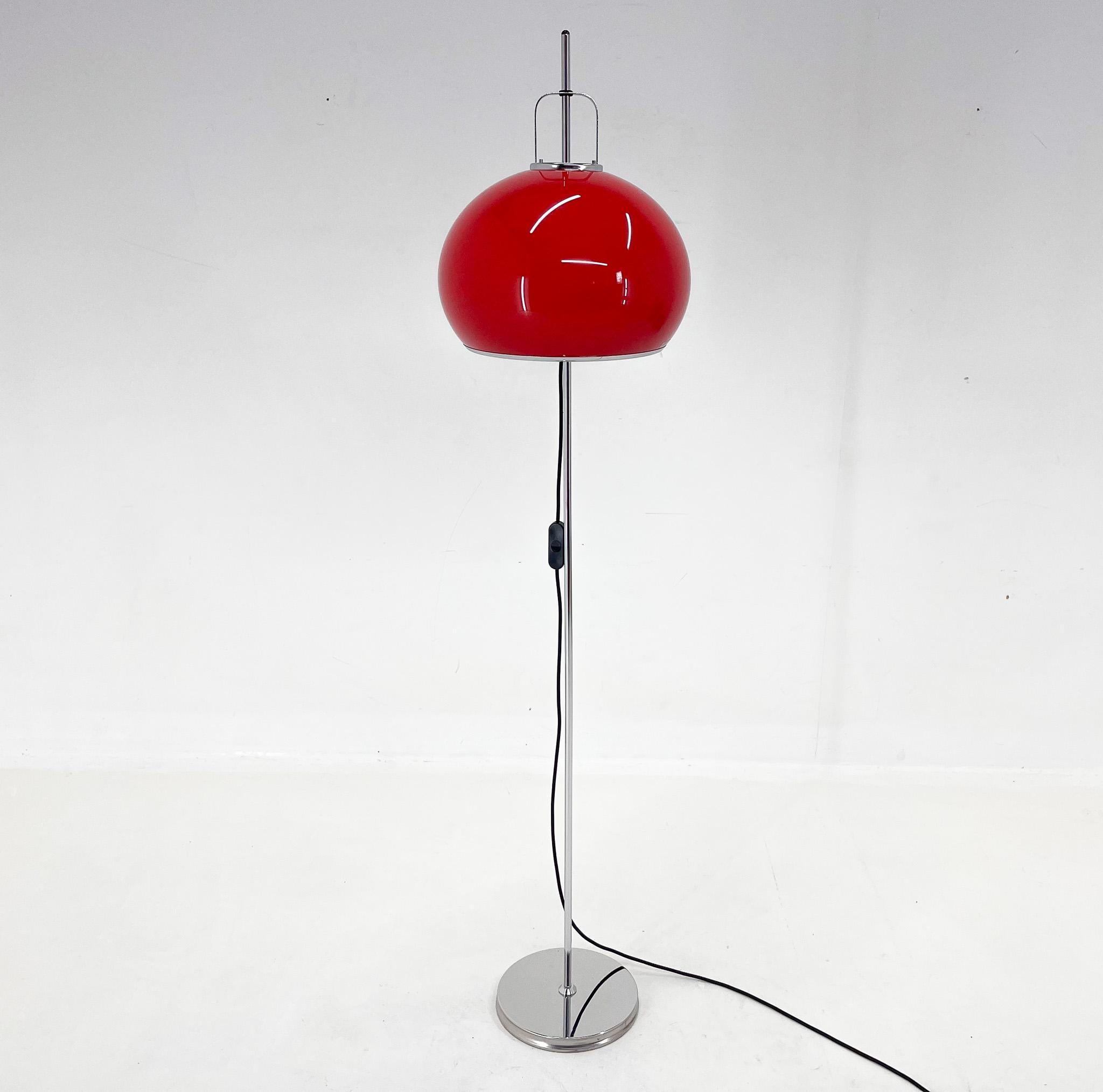 Mid-Century Modern 1970s Adjustable Floor Lamp Designed by Guzzini for Meblo, Italy  For Sale