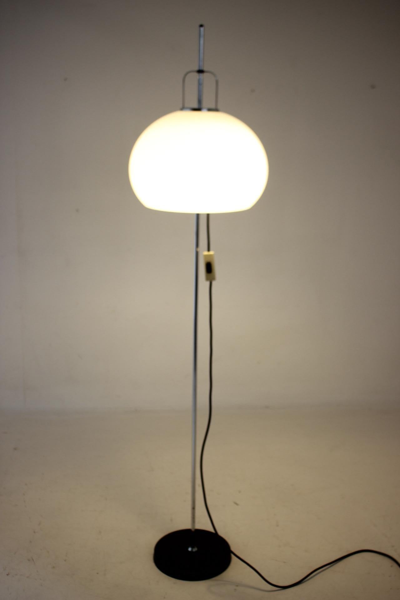 1970s Adjustable Floor Lamp Designed by Guzzini for Meblo, Italy For Sale 4