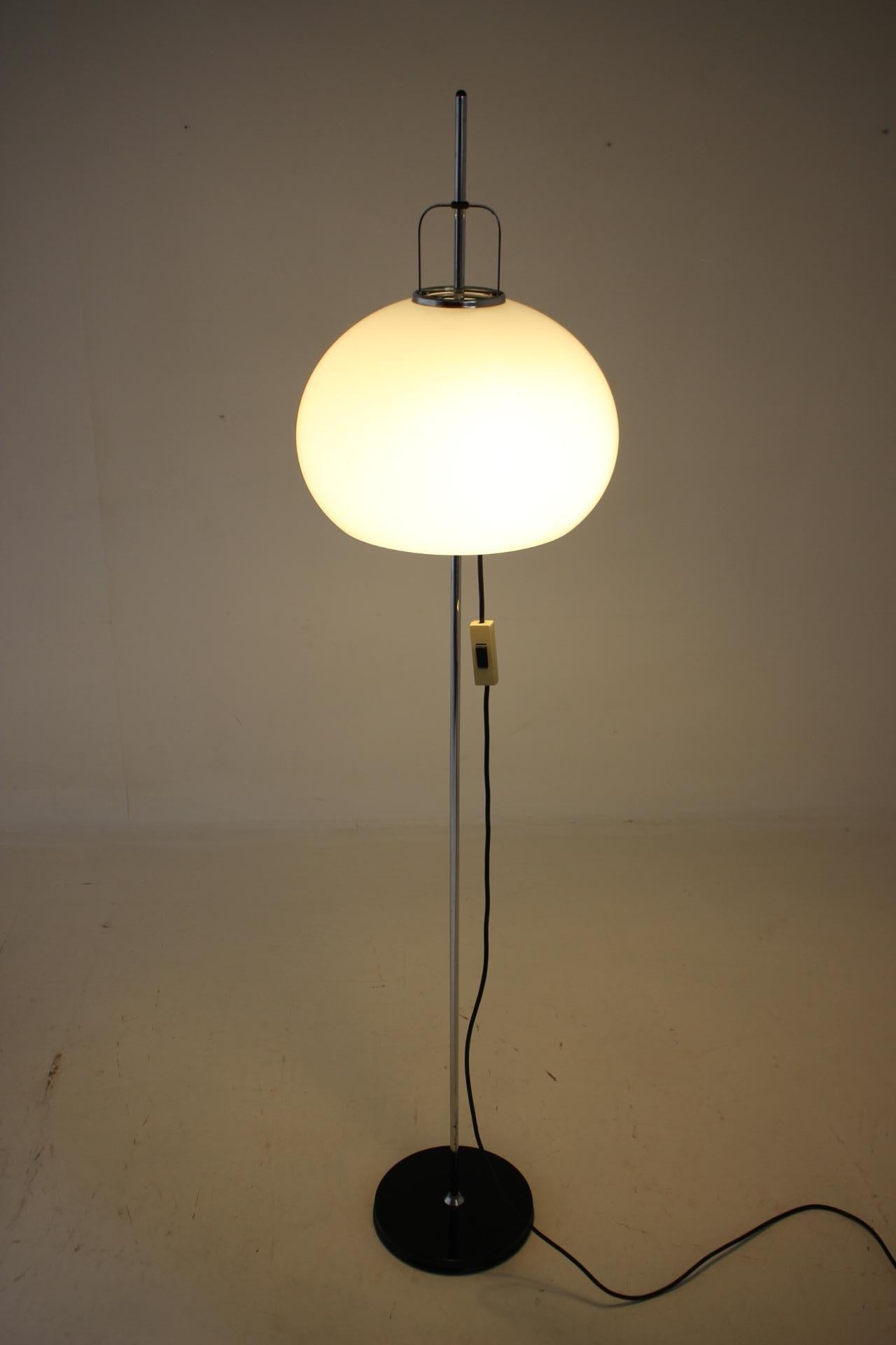 Lampadaire réglable des années 1970 Conçu par Guzzini pour Meblo, Italie en vente 5