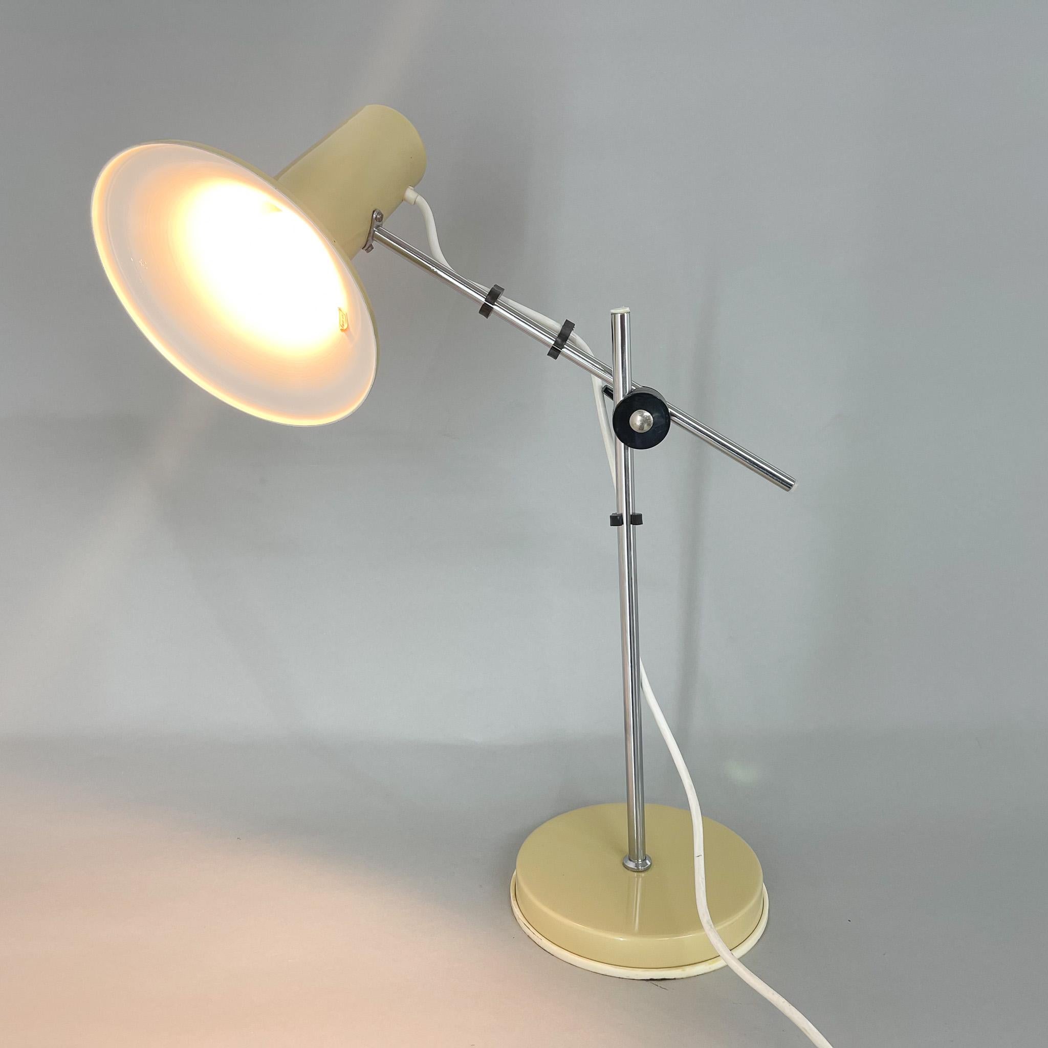 Lampada da tavolo regolabile in metallo degli anni '70 in color crema, Ungheria In condizioni buone in vendita a Praha, CZ
