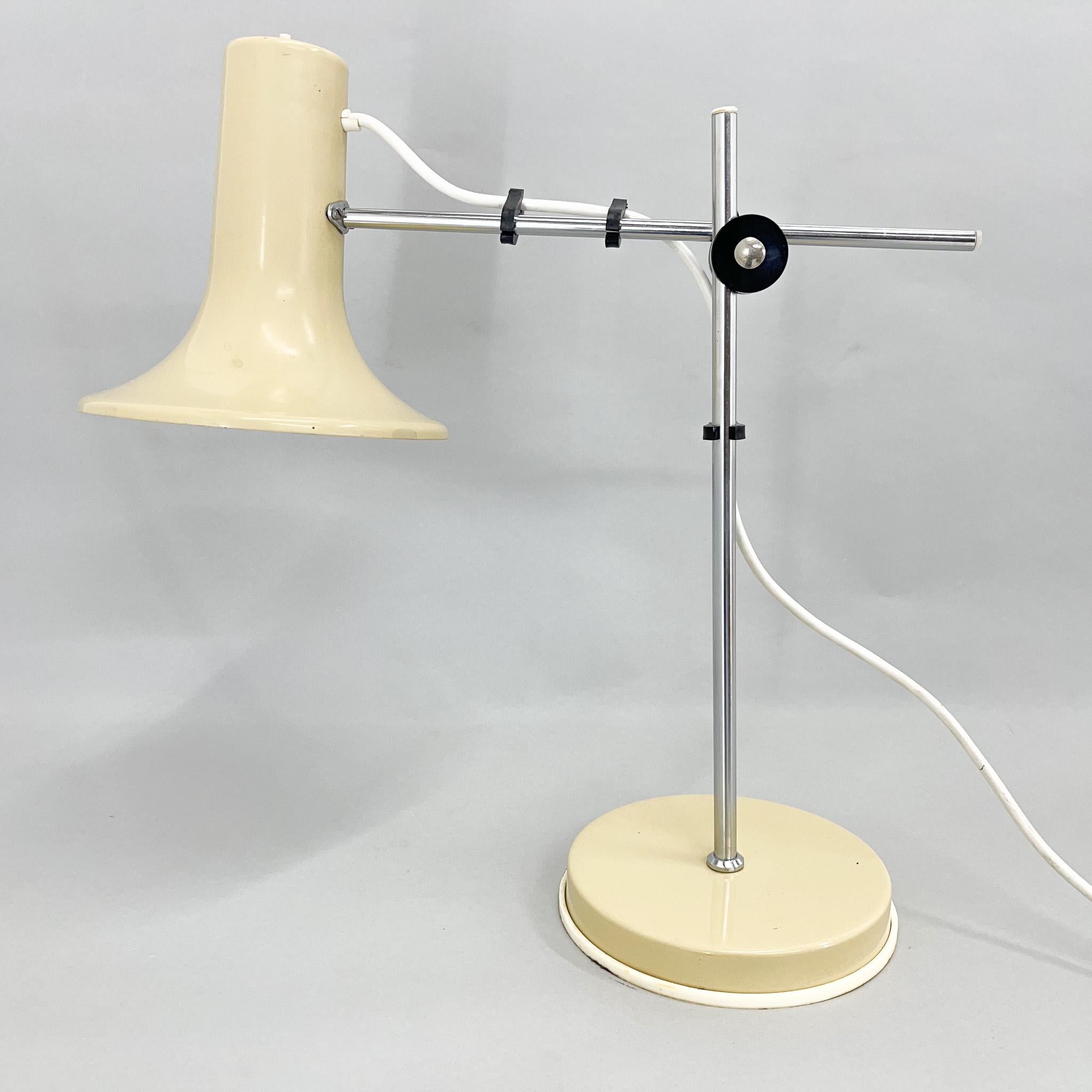 20ième siècle Lampe de bureau réglable en métal des années 1970 de couleur crème, Hongrie en vente
