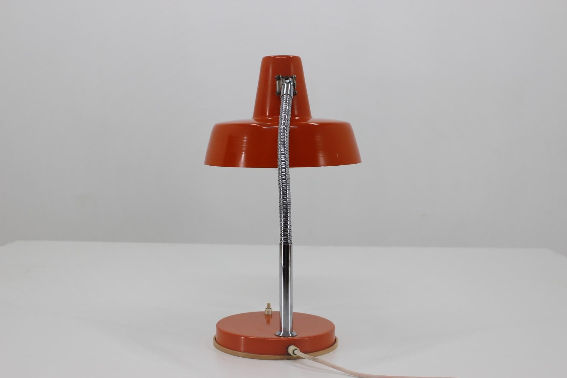 Mid-Century Modern Lampe de bureau orange réglable des années 1970, Tchécoslovaquie en vente