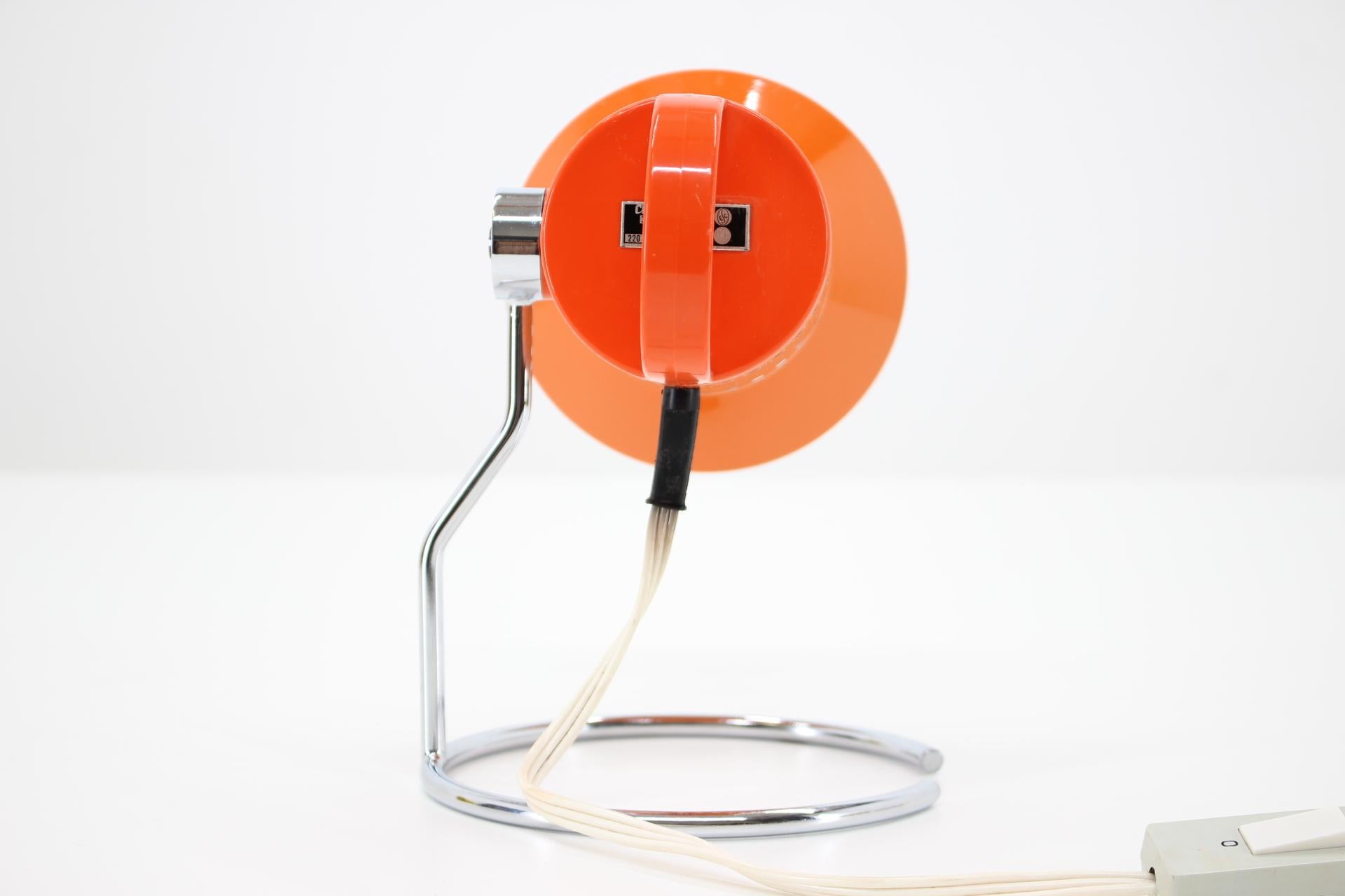Tchèque Lampe de bureau orange réglable des années 1970, Tchécoslovaquie en vente