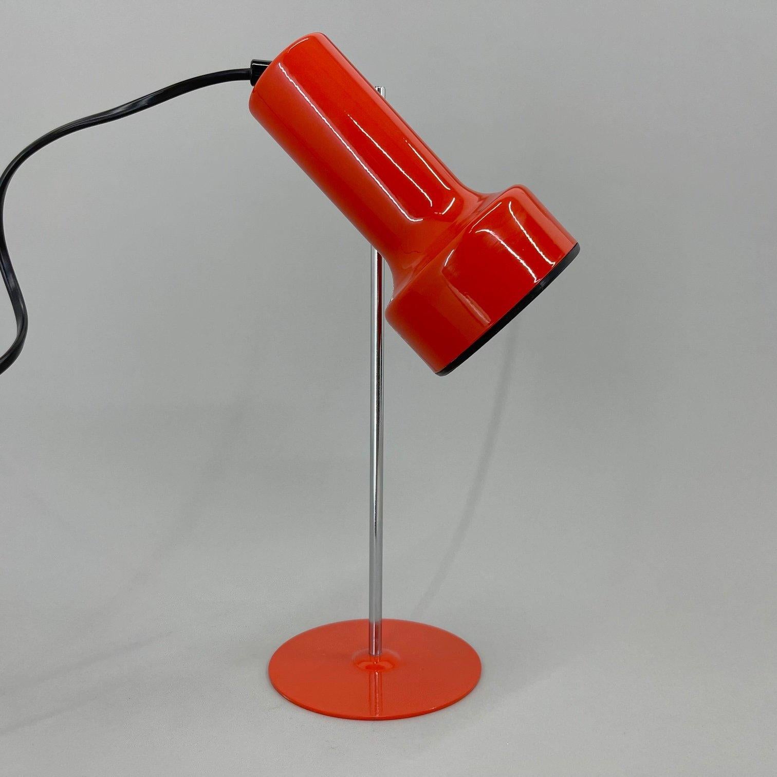 Vintage table lamp from the 1970's, produced in Switzerland. The hight and position of the shade can be easily adjusted. Bulb: 1 x E25-E27.