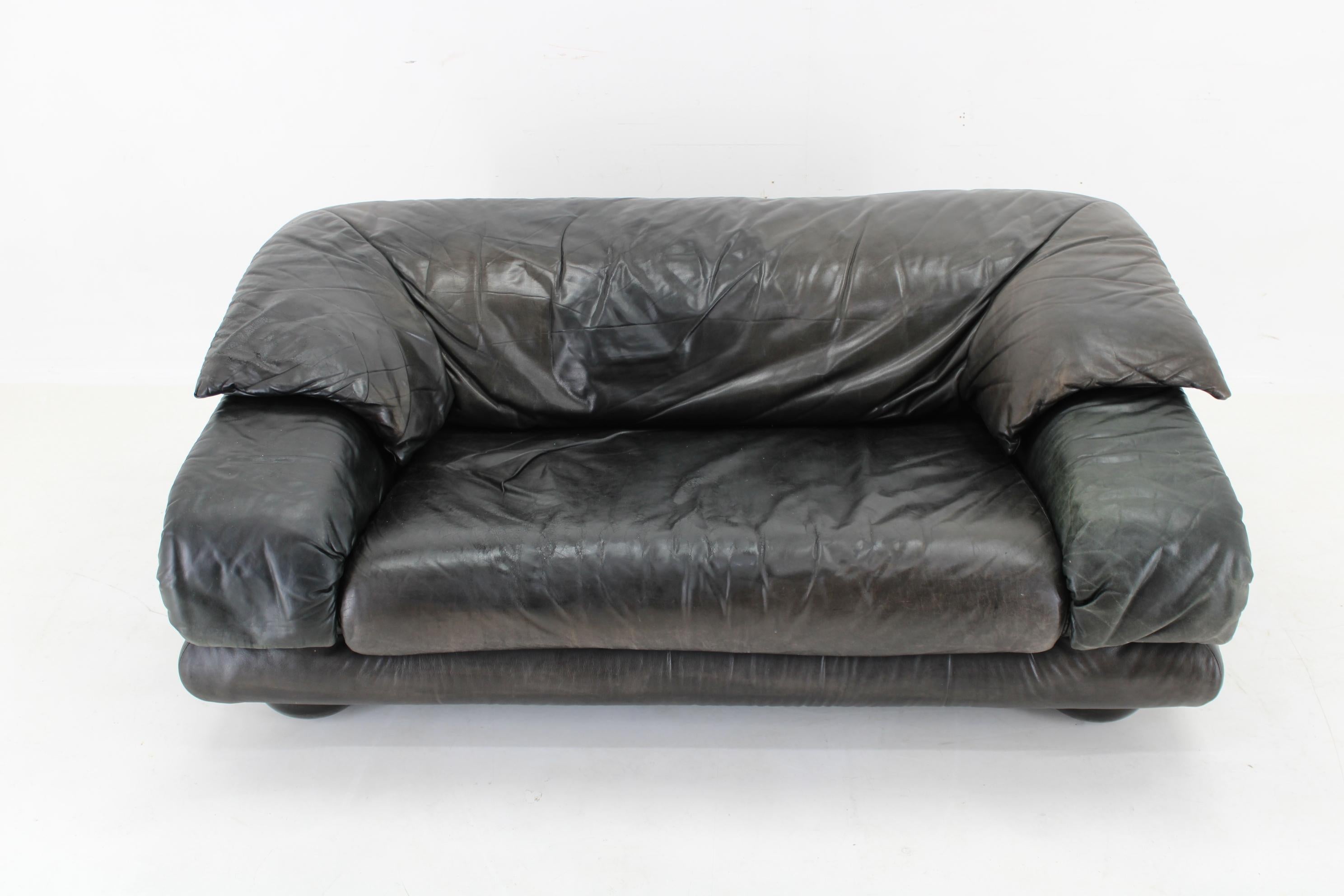 - Good original condition 
- Leather with some signs of use
- The back rest is adjustable and can be fixed in three different positions.