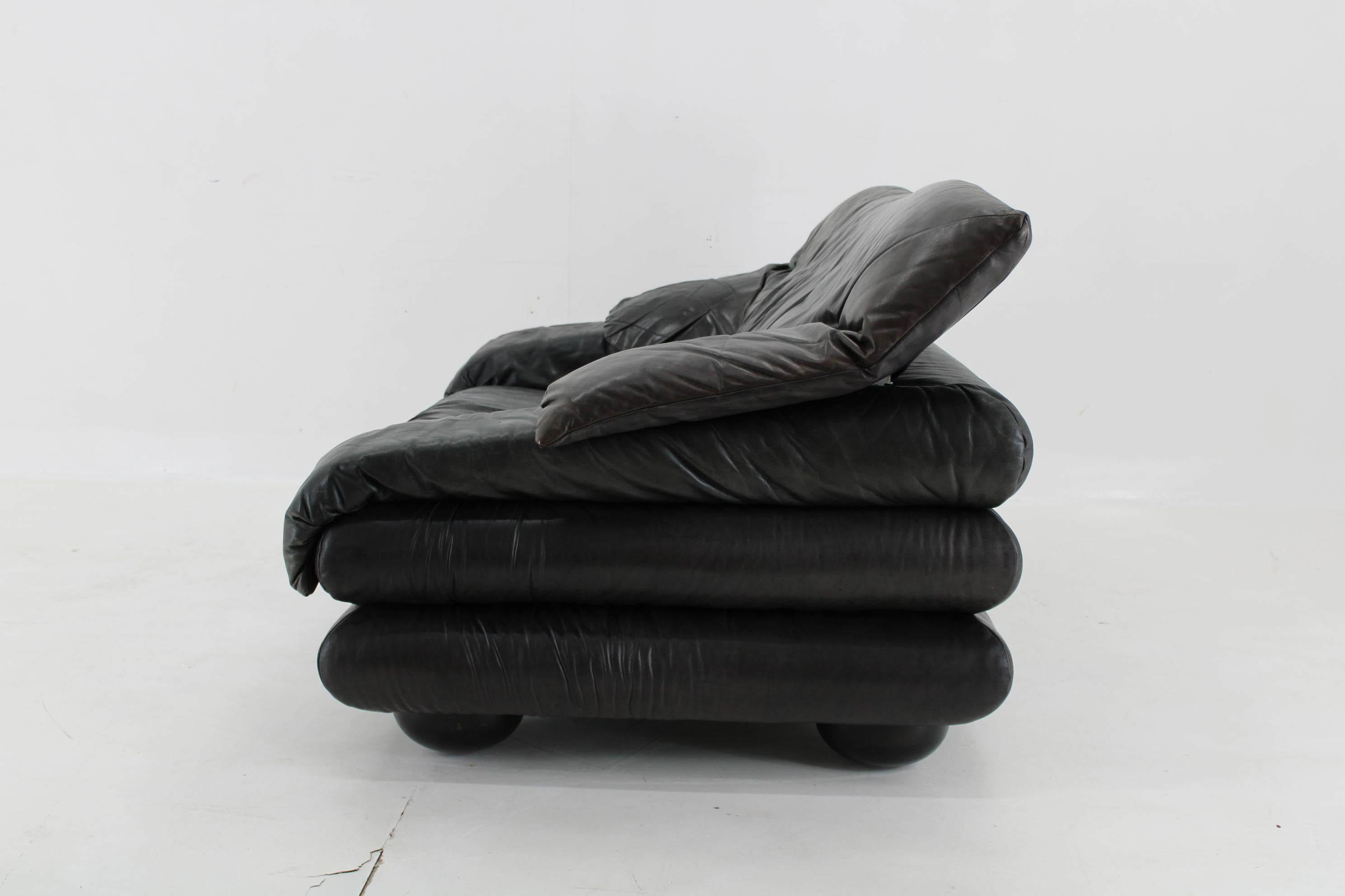 1970s Adjustable Wiener Werkstätte Brutalist Two-seater Leather Sofa In Good Condition In Praha, CZ