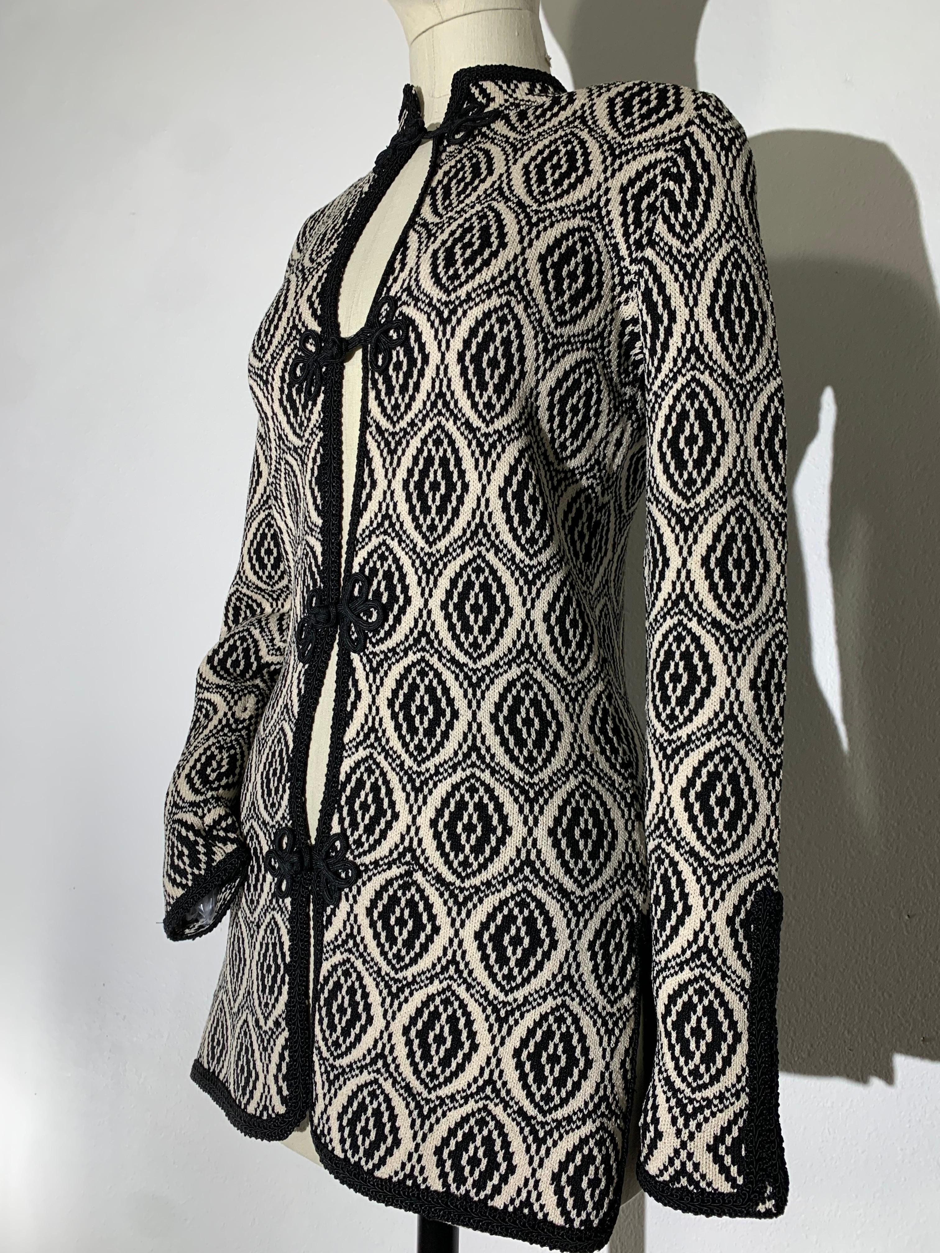 1970s Adolfo Black/White Arabesque Pattern Knit Tunic Jacket w Frog Closures For Sale 6