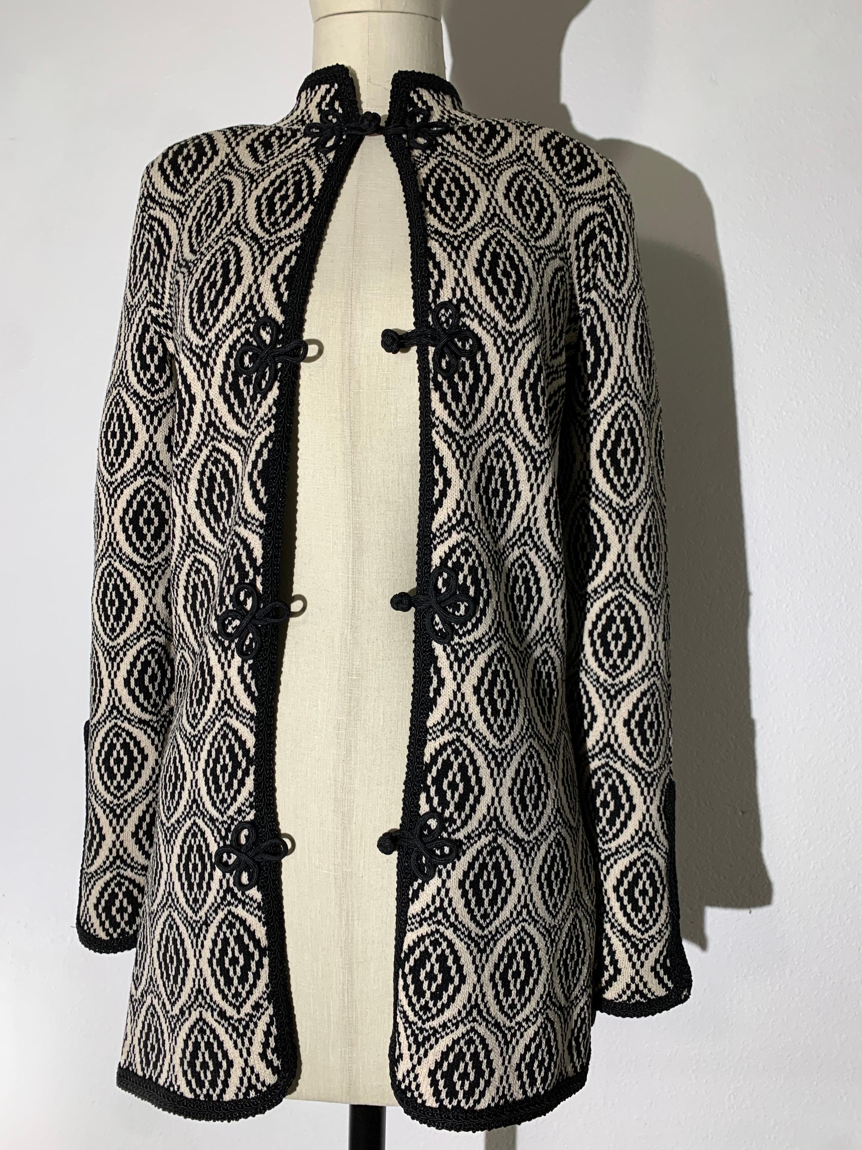 1970s Adolfo Black/White Arabesque Pattern Knit Tunic Jacket w Frog Closures For Sale 8