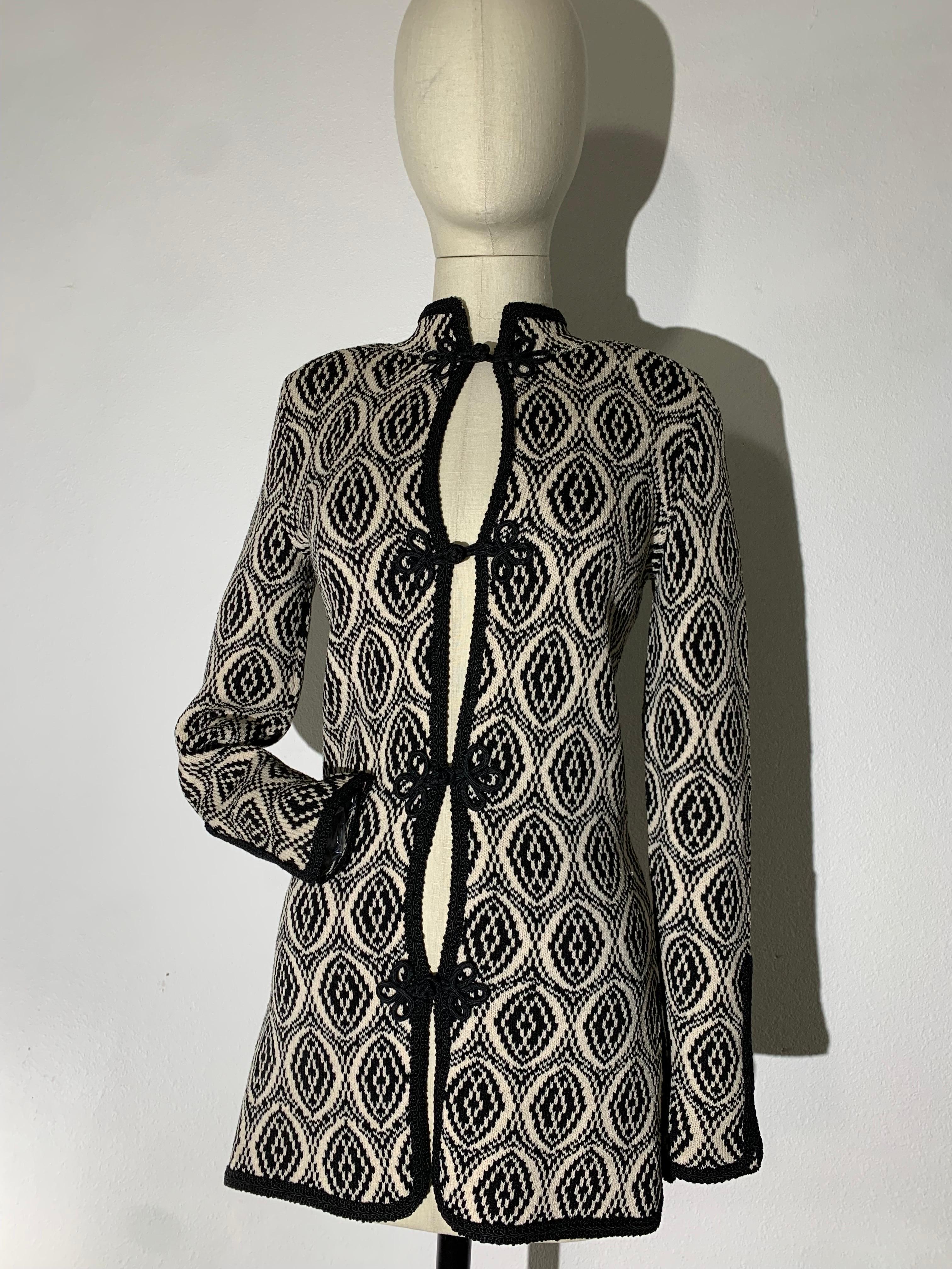 1970s Adolfo Black/White Arabesque Pattern Knit Tunic Jacket w Frog Closures In Excellent Condition For Sale In Gresham, OR