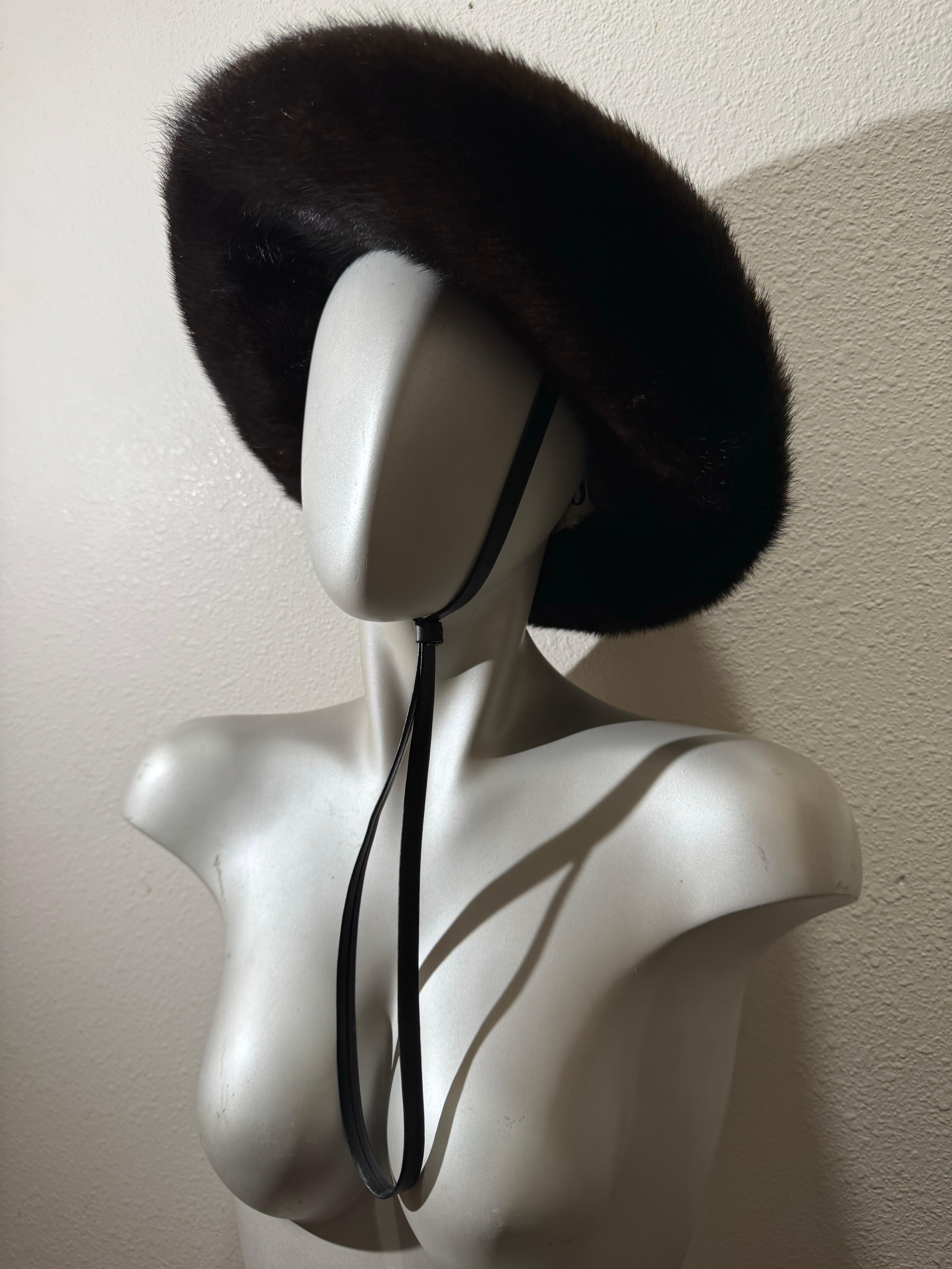 Cappello Fedora in visone Ranch scuro Adolfo anni '70 con mentoniera in pelle regolabile:  Un favoloso cappello nero in feltro di lana e visone in una misura regolabile. La parte superiore della tesa è in feltro trapunto, mentre la corona e la parte