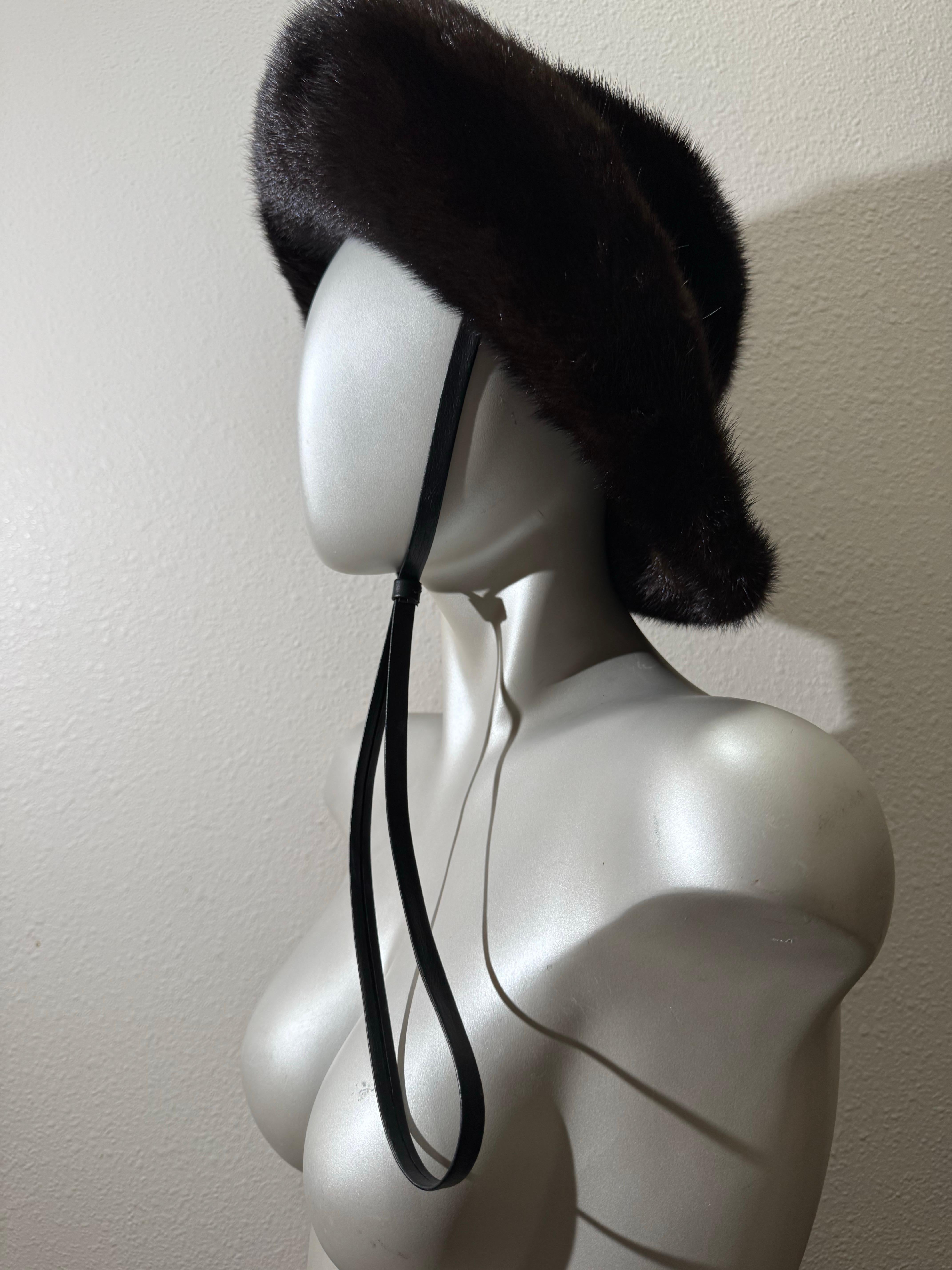 Grigio Cappello Fedora in visone del ranch scuro di Adolfo del 1970 con mentoniera regolabile in pelle in vendita