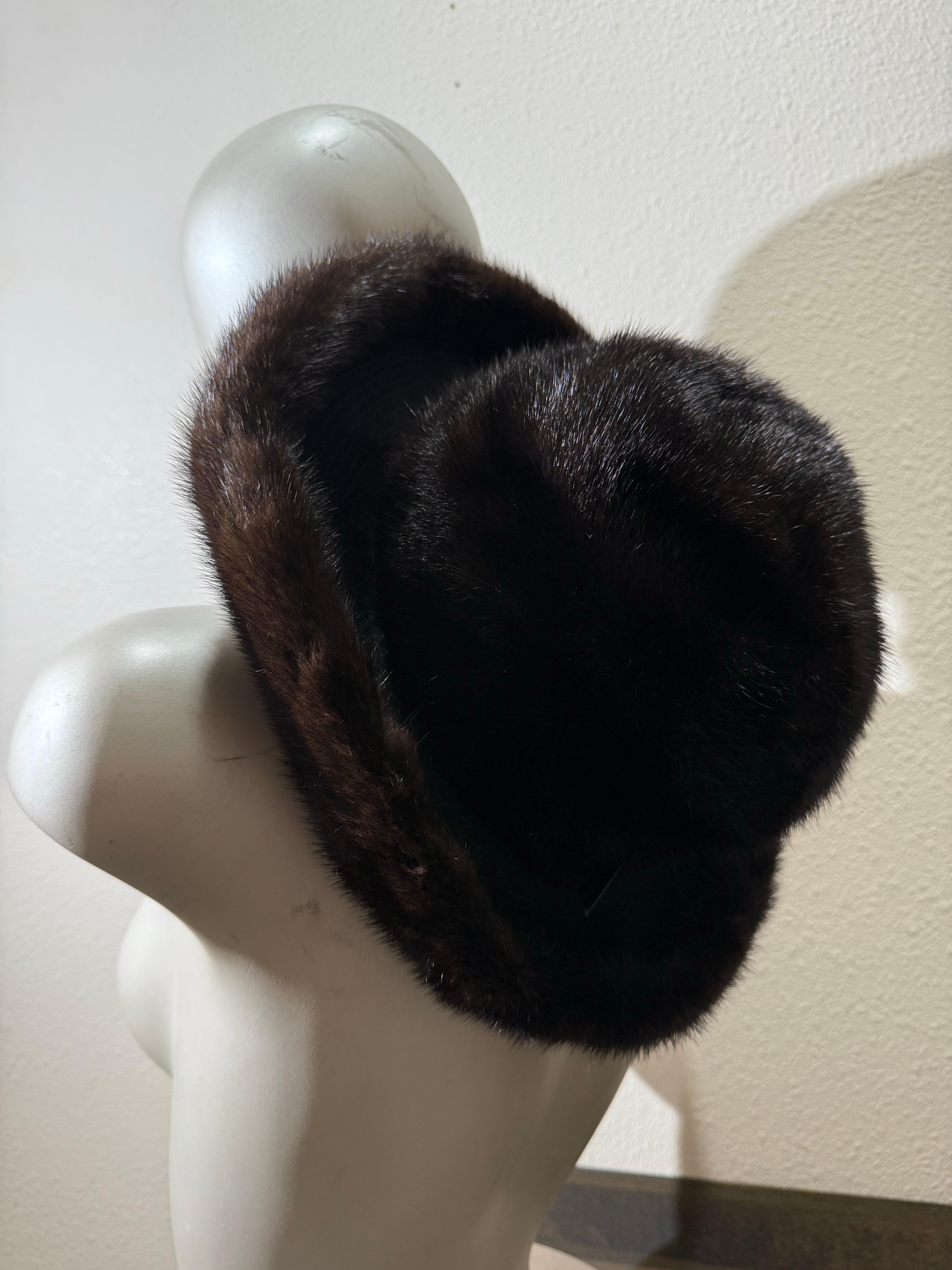 Donna Cappello Fedora in visone del ranch scuro di Adolfo del 1970 con mentoniera regolabile in pelle in vendita