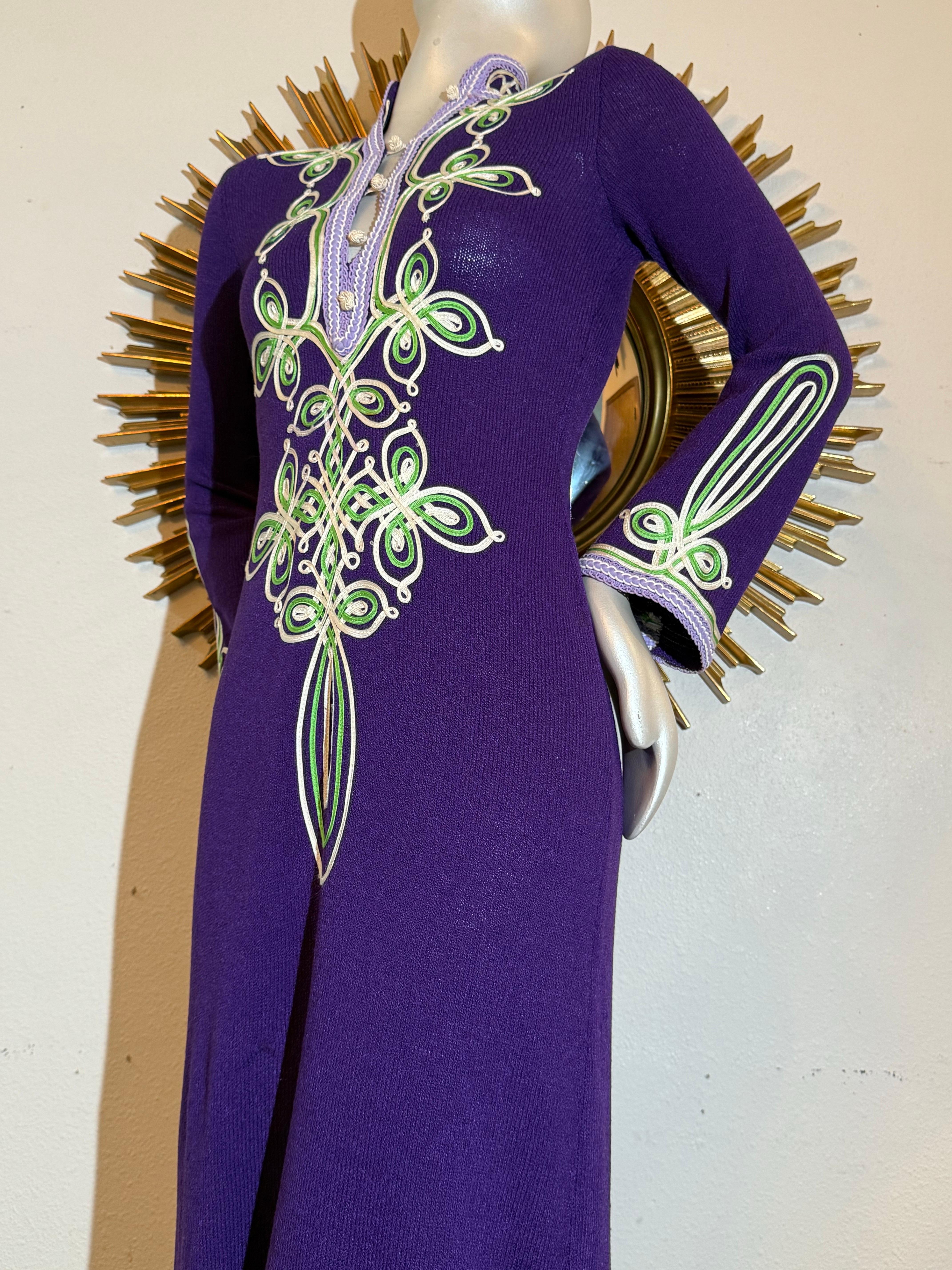 Caftano anni '70 di Adolfo a doppia maglia in lana e rayon viola reale con intrecci a nastro in vendita 8